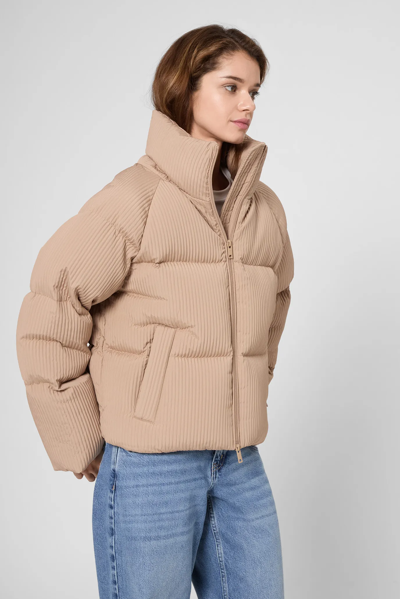Жіночий бежевий пуховик 3