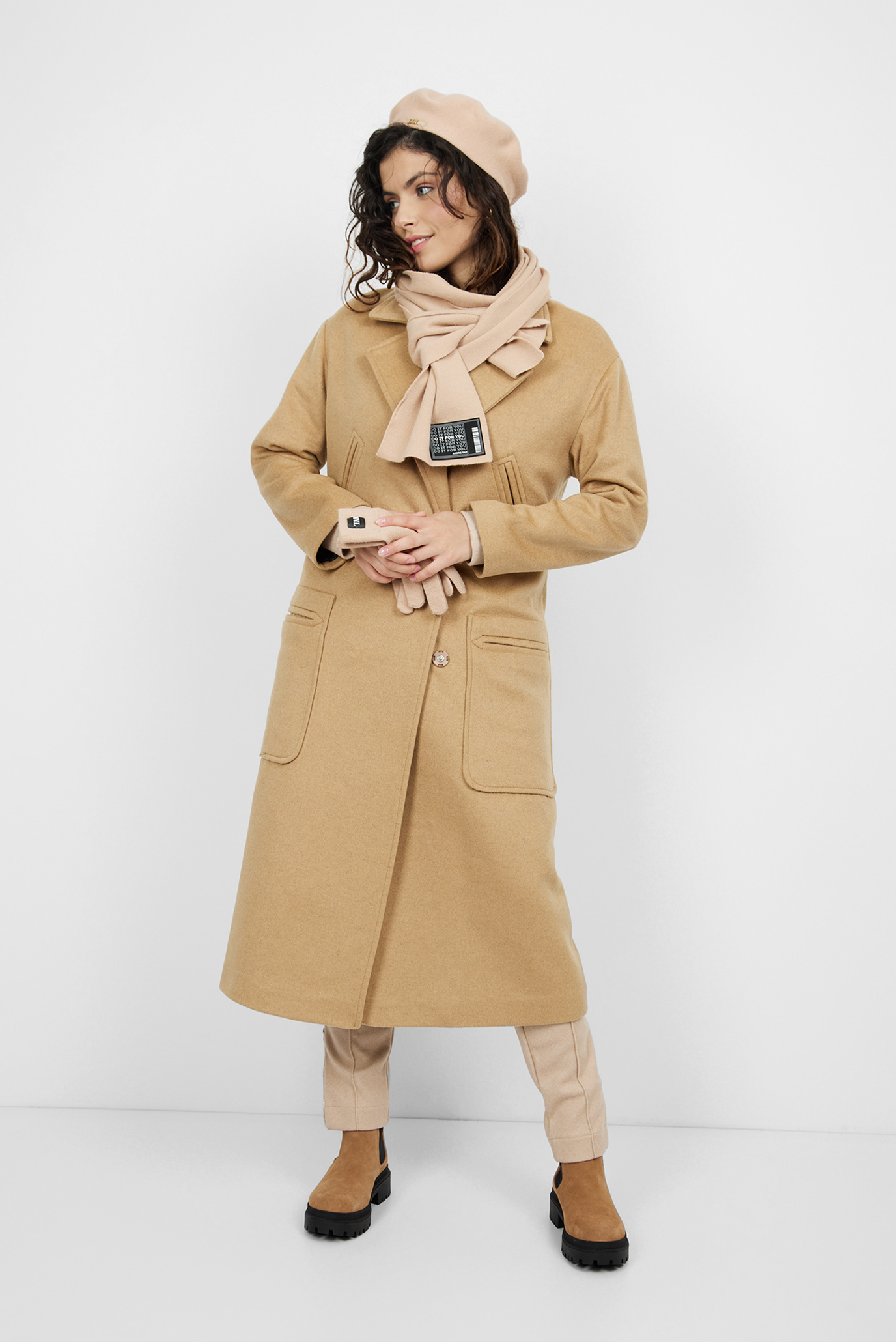 Женское бежевое шерстяное пальто 1