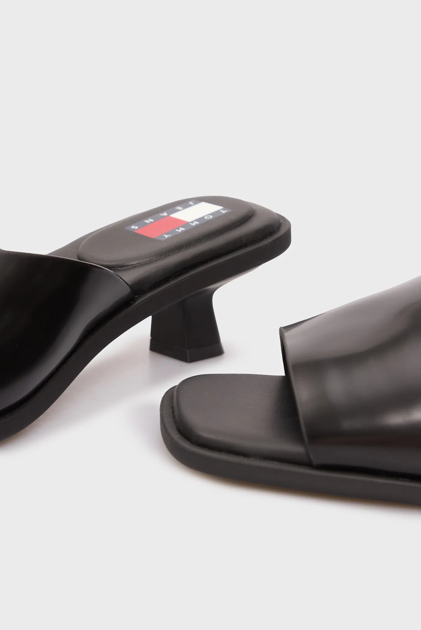 Жіночі чорні шкіряні мюлі THE NOHO MULE 2