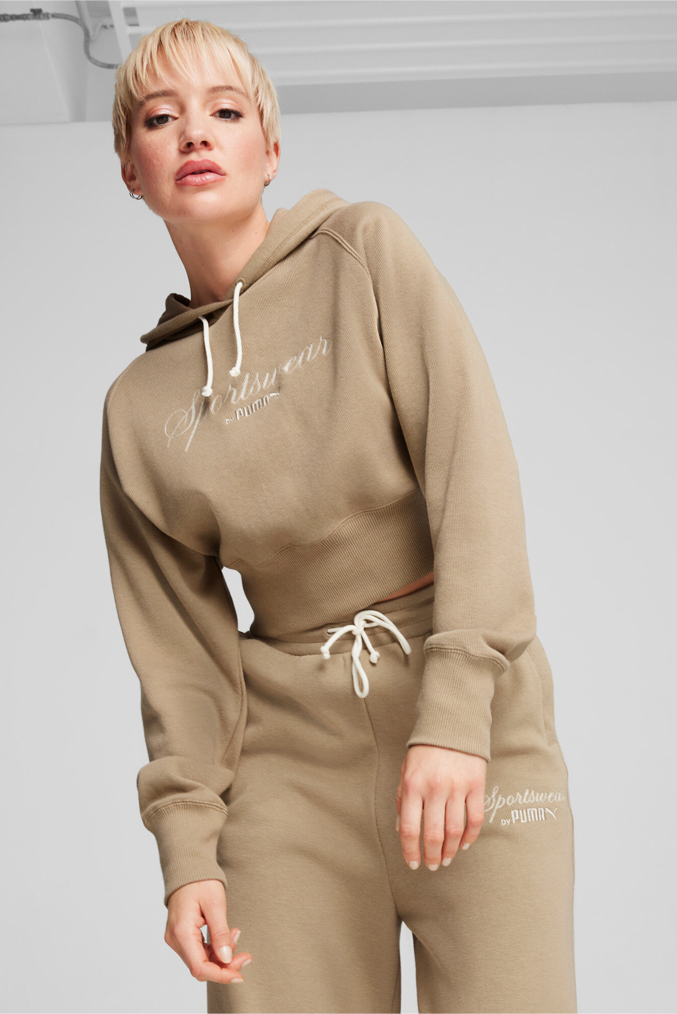 Женское бежевое худи CLASSICS+ Relaxed Hoodie Women 1