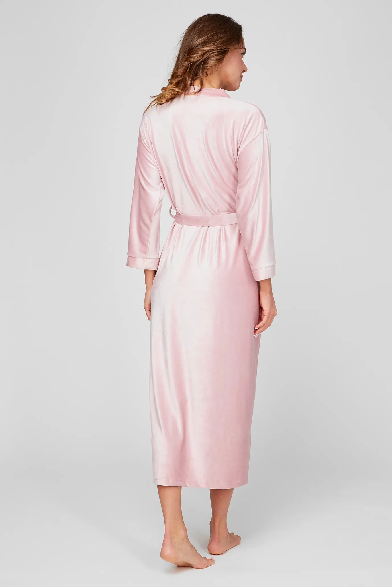 Женский розовый велюровый халат 3