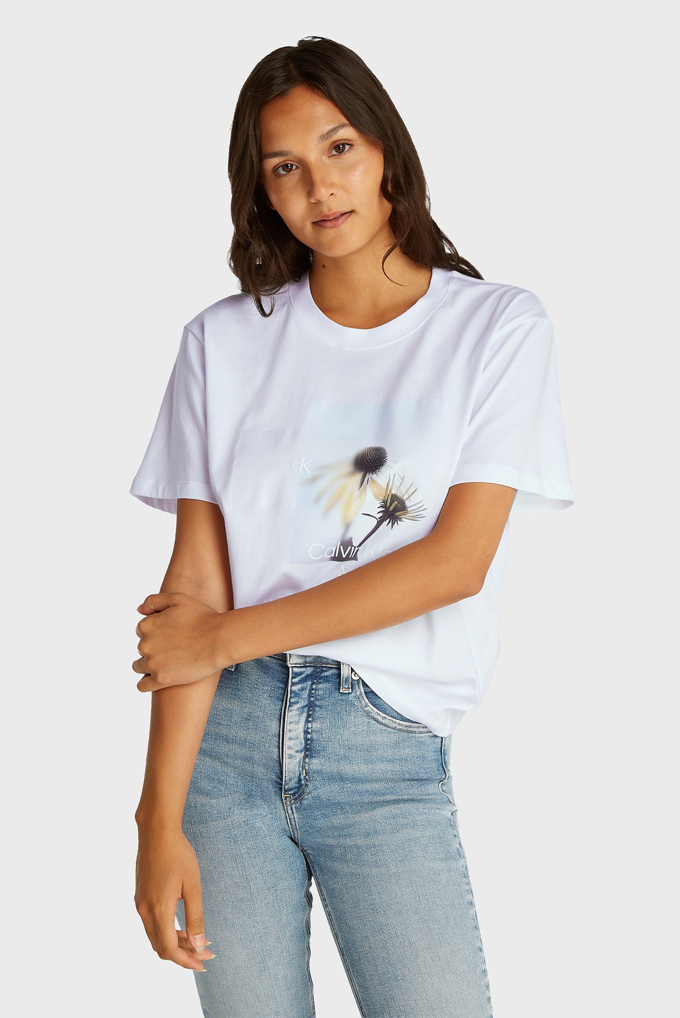 Женская белая футболка FLOWER GRAPHIC Белый XS Calvin Klein Jeans J20J225530 Женская белая футболка FLOWER GRAPHIC Белый XS Calvin Klein Jeans J20J225530
