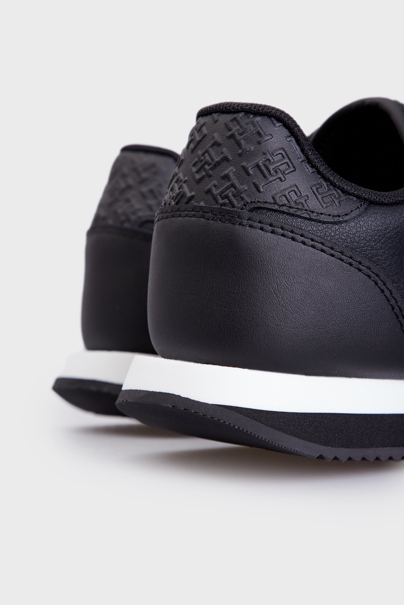 Жіночі чорні шкіряні кросівки ELEVATED ESSENT RUNNER