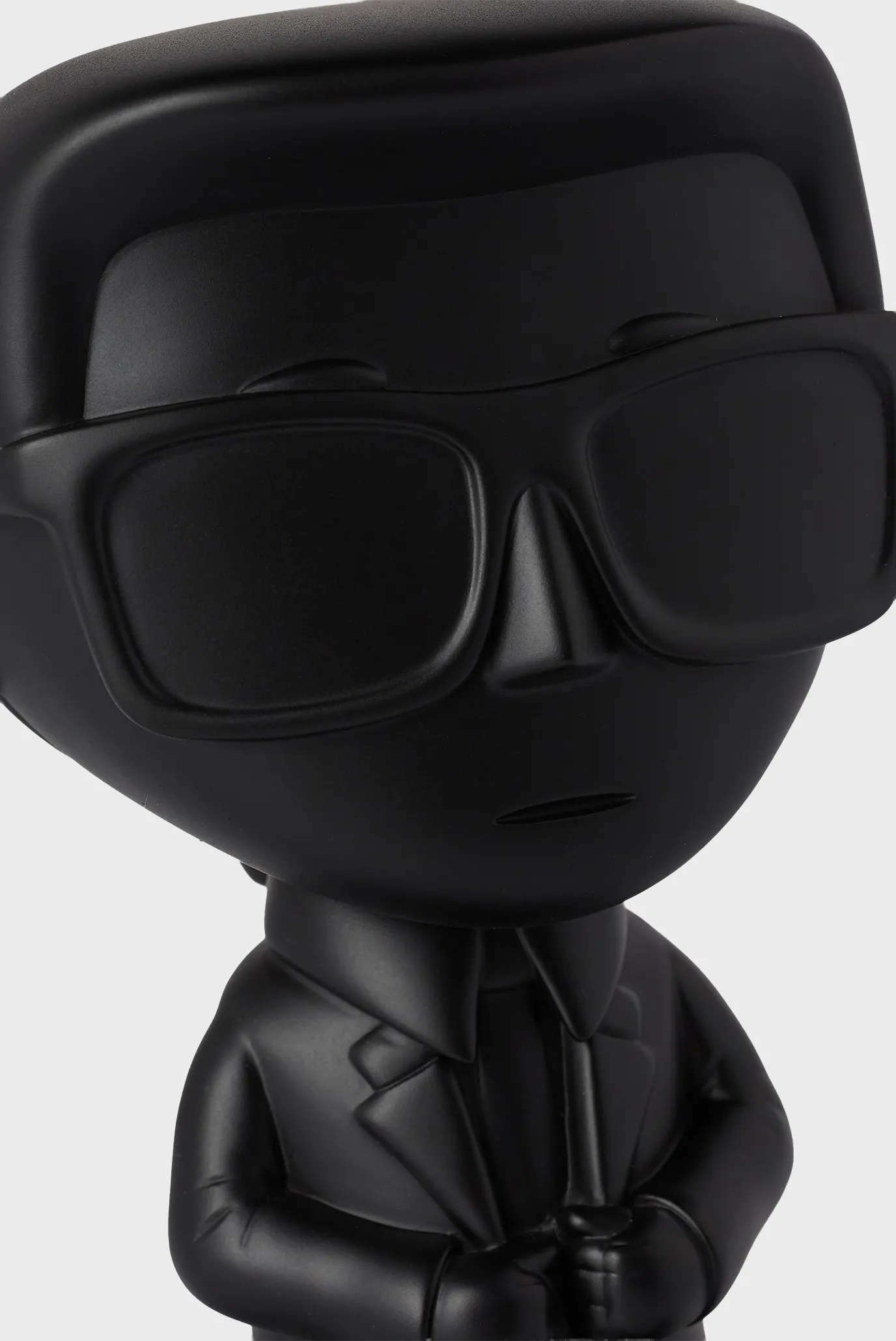Чорна статуетка IKONIK 2.0 KARL 2