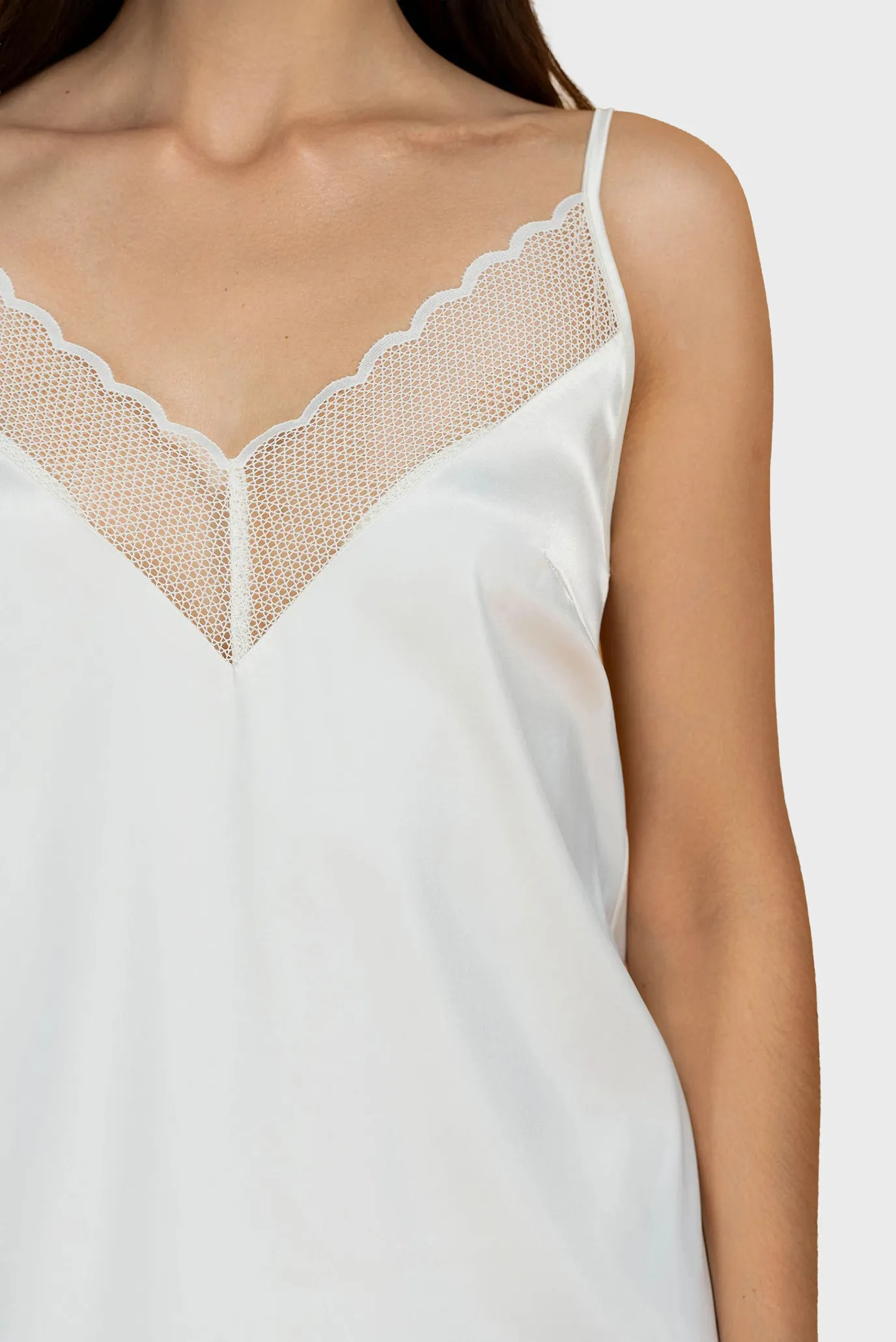 Жіноча біла нічна сорочка 4