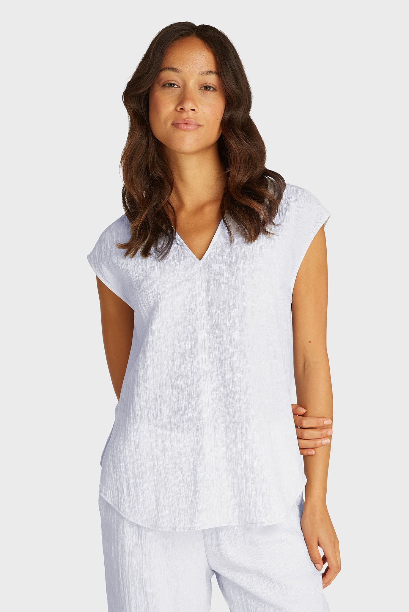 Женский светло-серый топ CRINKLED SLEEVELESS Серый 40 Calvin Klein K20K208210 Женский светло-серый топ CRINKLED SLEEVELESS Серый 40 Calvin Klein K20K208210