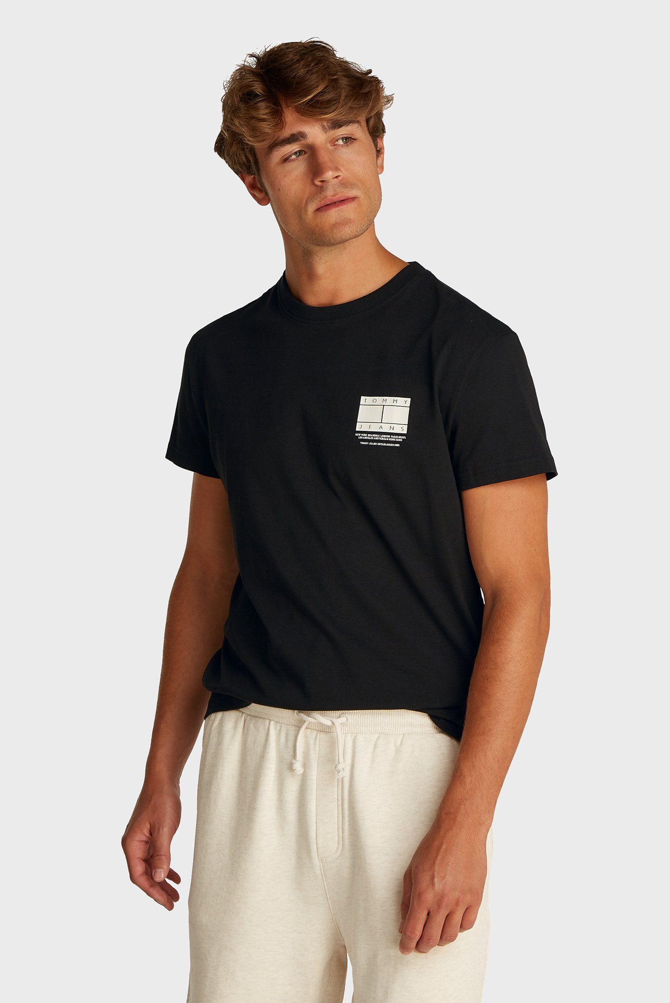 Мужская черная футболка REG DNA GRAPHIC TEE EXT Черный XXL Tommy Jeans DM0DM20814 Мужская черная футболка REG DNA GRAPHIC TEE EXT Черный XXL Tommy Jeans DM0DM20814