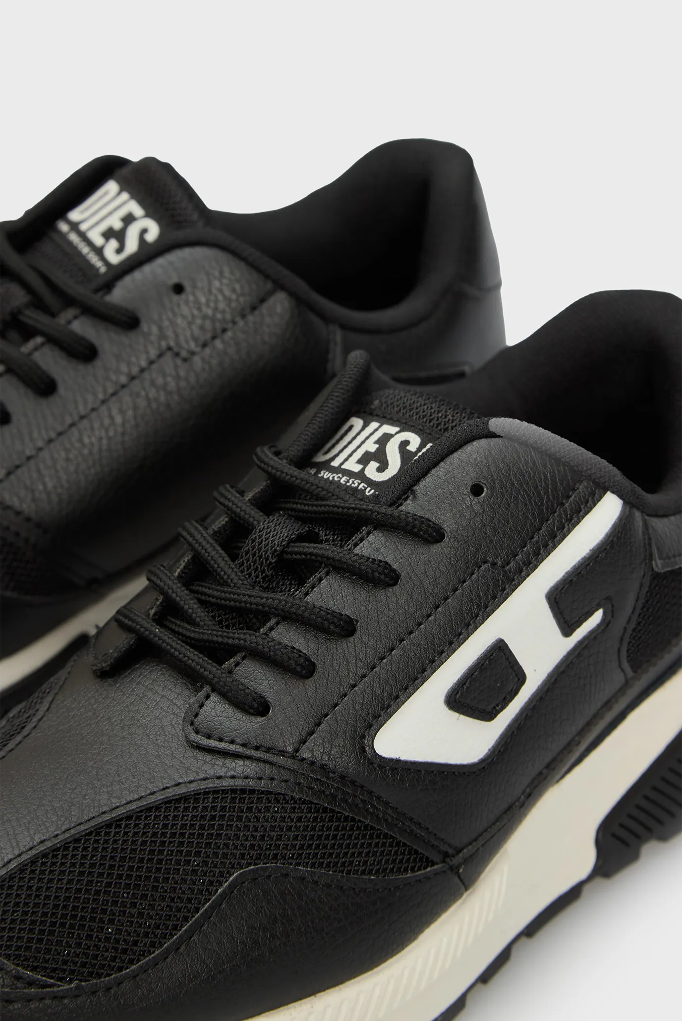 Жіночі чорні шкіряні кросівки TAME-D 2