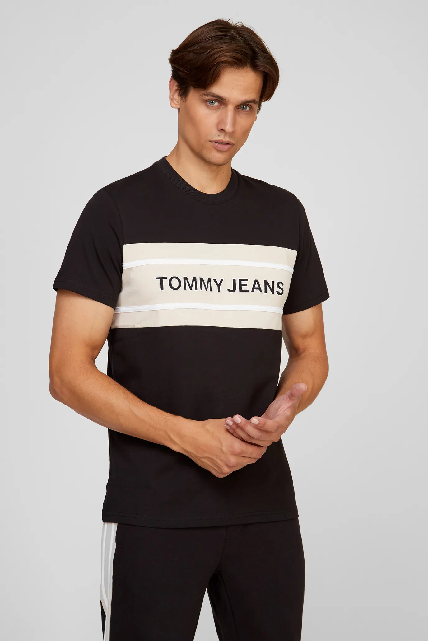 Чоловіча чорна футболка TJM STRIPE COLORBLOCK Tommy Jeans DM0DM09950 —  MD-Fashion