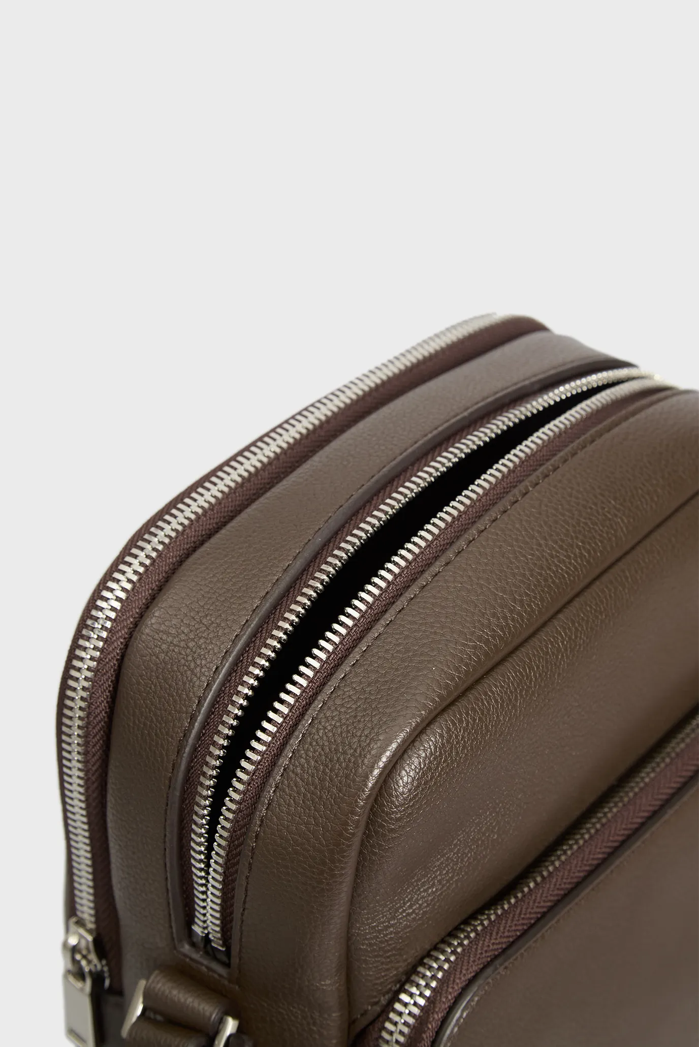 Мужская коричневая сумка MICRO PEBBLE 6