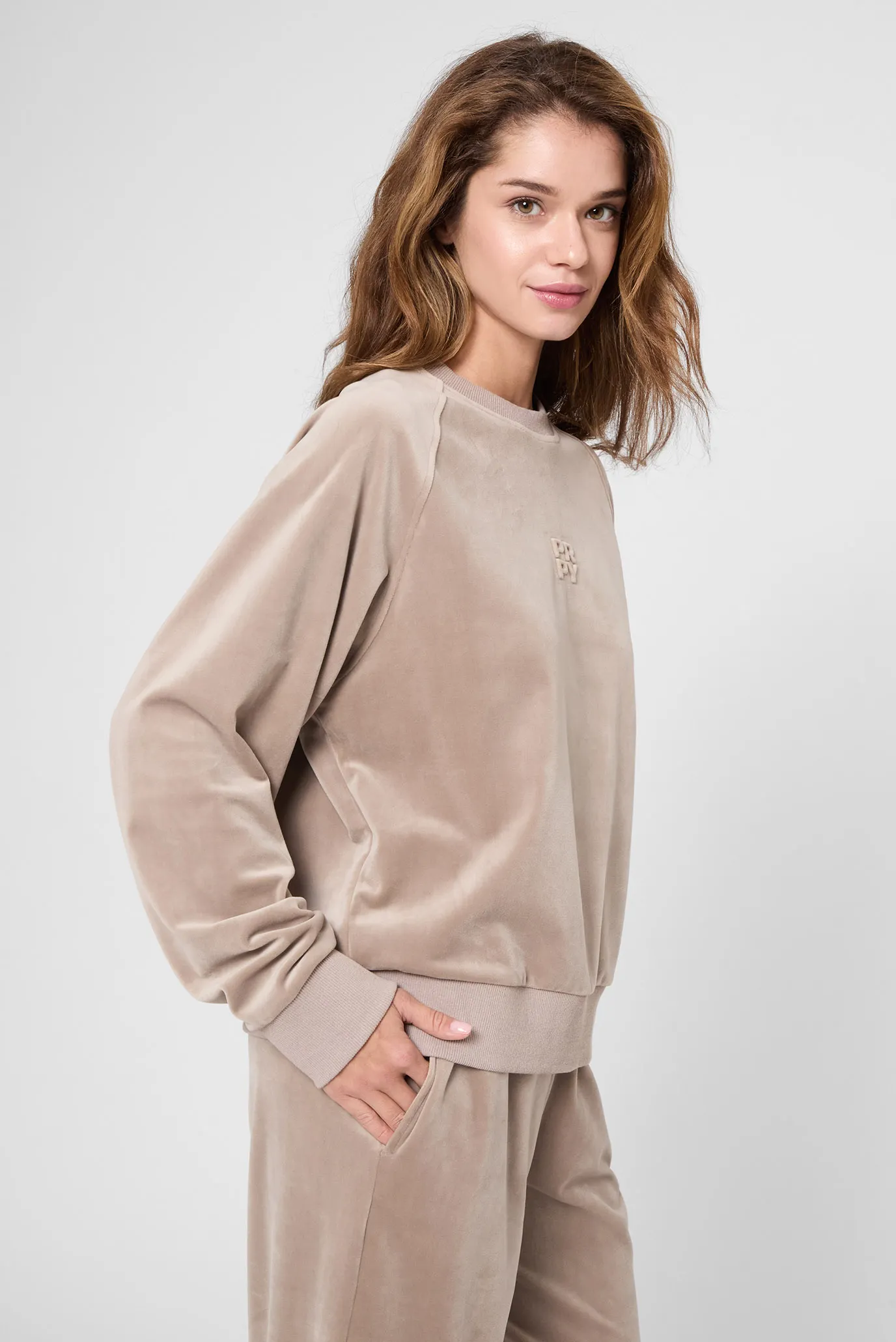 Жіночий бежевий велюровий світшот 3