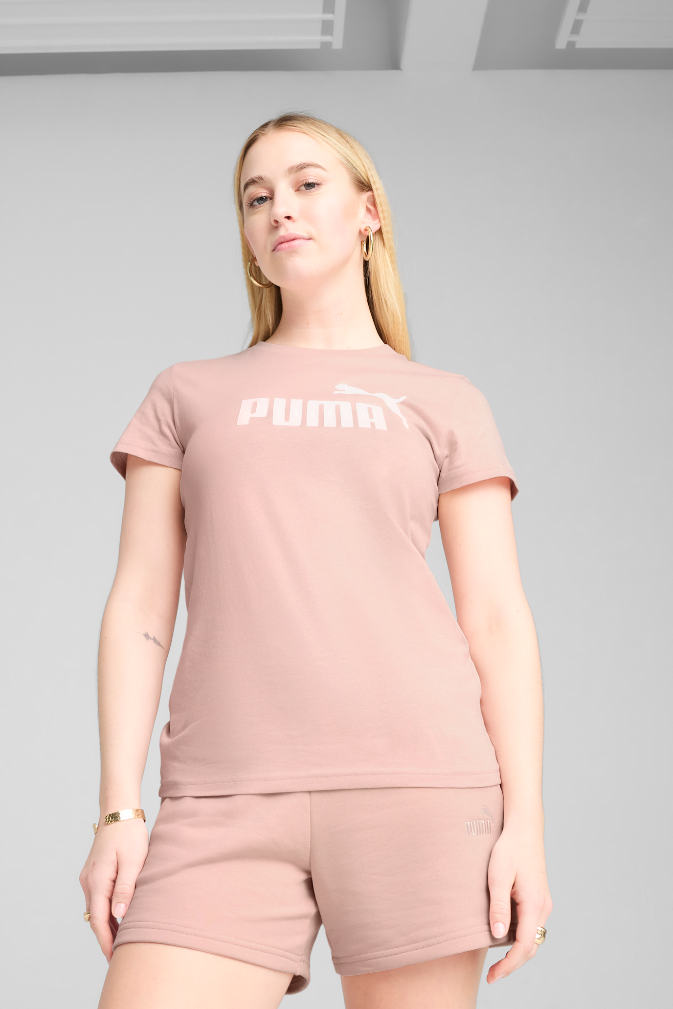 Женская розовая футболка ESS No. 1 Logo Tee Women 1