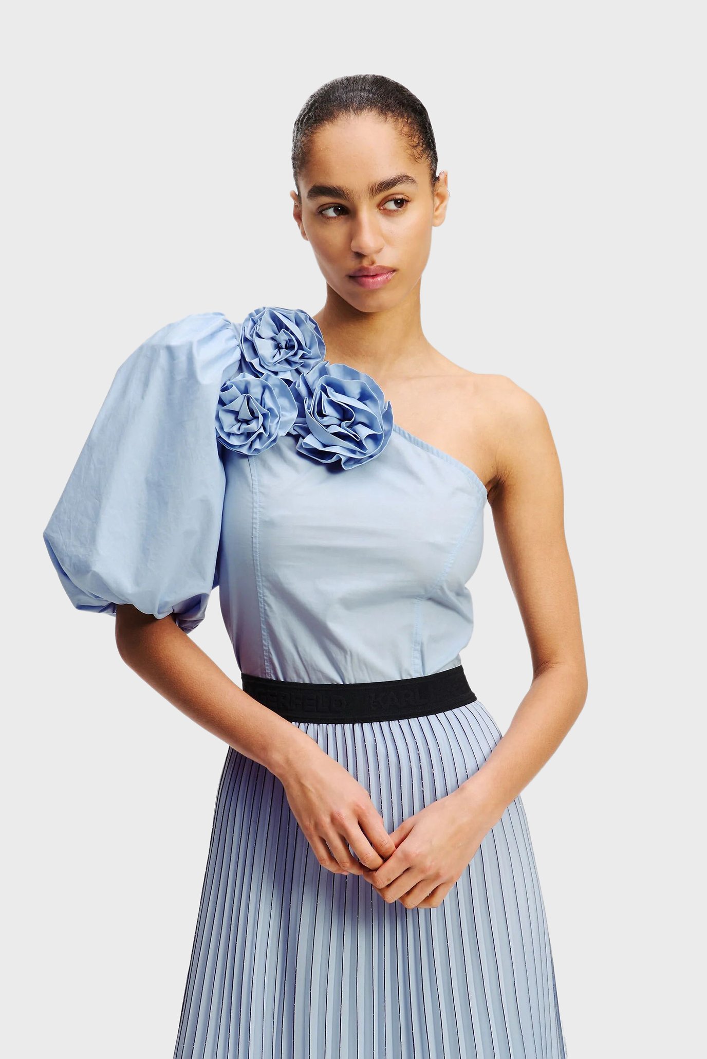 Женская голубая блуза FLOWER ONE SHOULDER BLOUSE Голубой 38 Karl Lagerfeld A2W11008 Женская голубая блуза FLOWER ONE SHOULDER BLOUSE Голубой 38 Karl Lagerfeld A2W11008