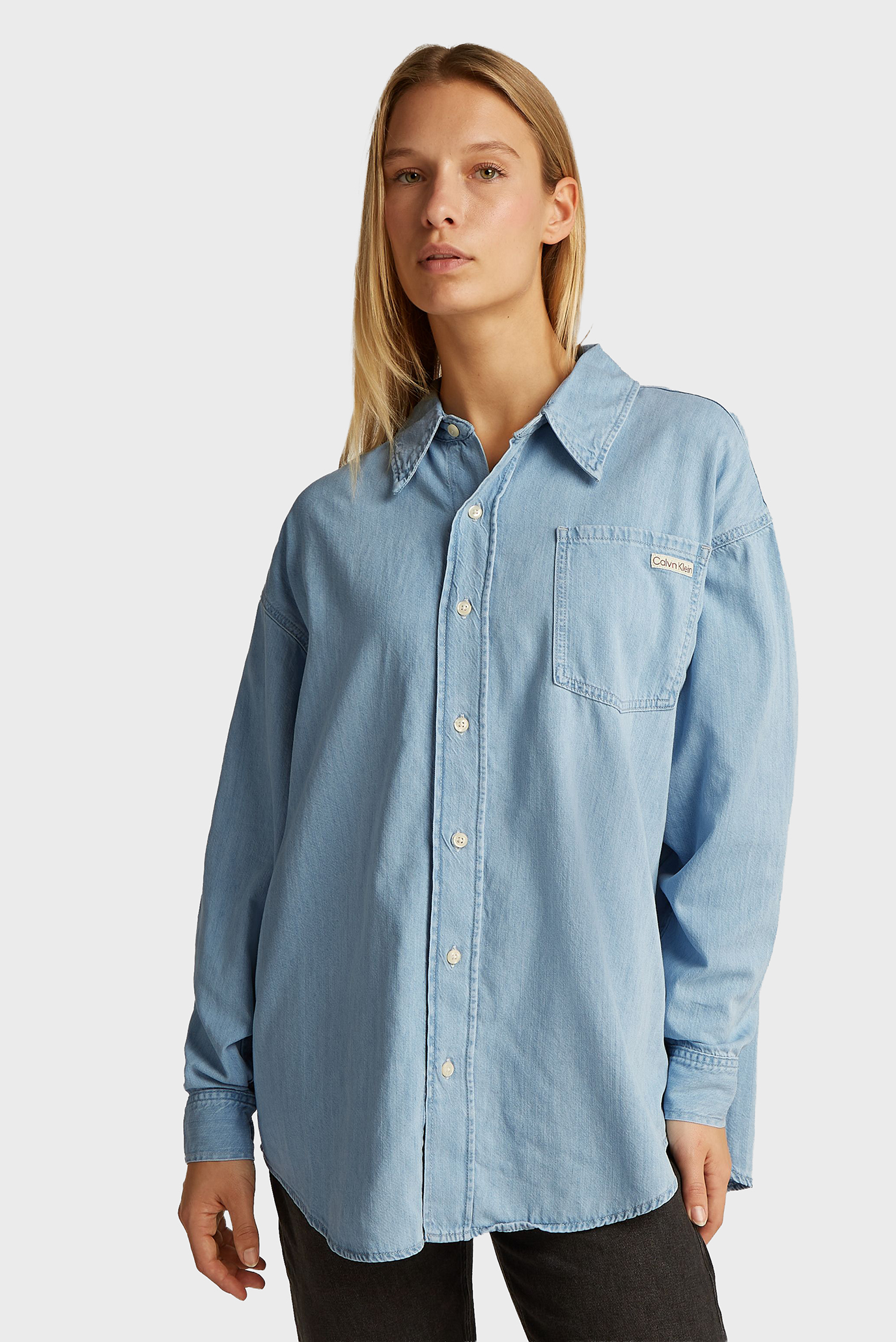 Женская голубая джинсовая рубашка OVERSIZED LS DENIM SHIRT Голубой M Calvin Klein Jeans J20J225010 Женская голубая джинсовая рубашка OVERSIZED LS DENIM SHIRT Голубой M Calvin Klein Jeans J20J225010
