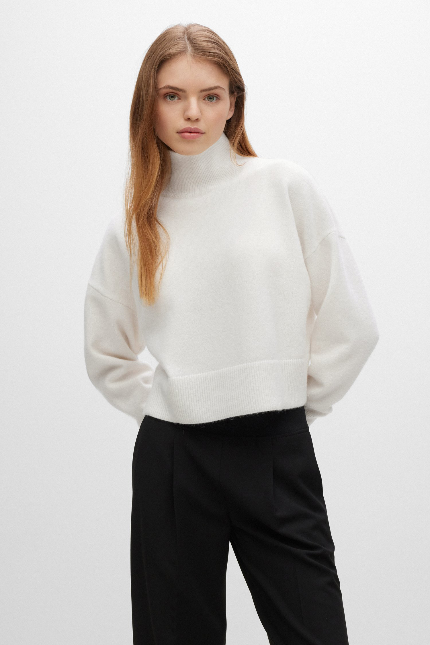 Жіночий білий вовняний светр 1