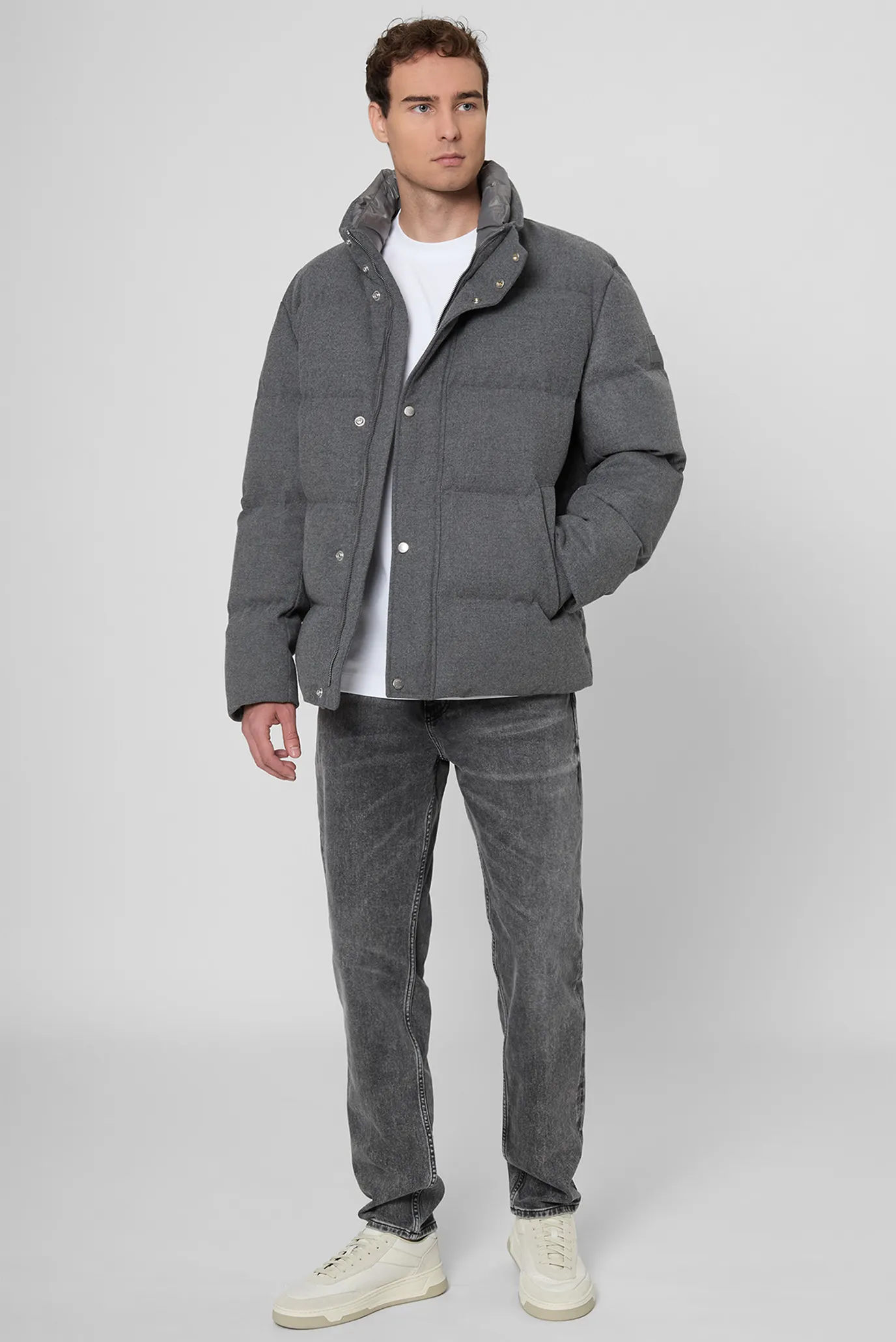 Чоловічий сірий пуховик 2