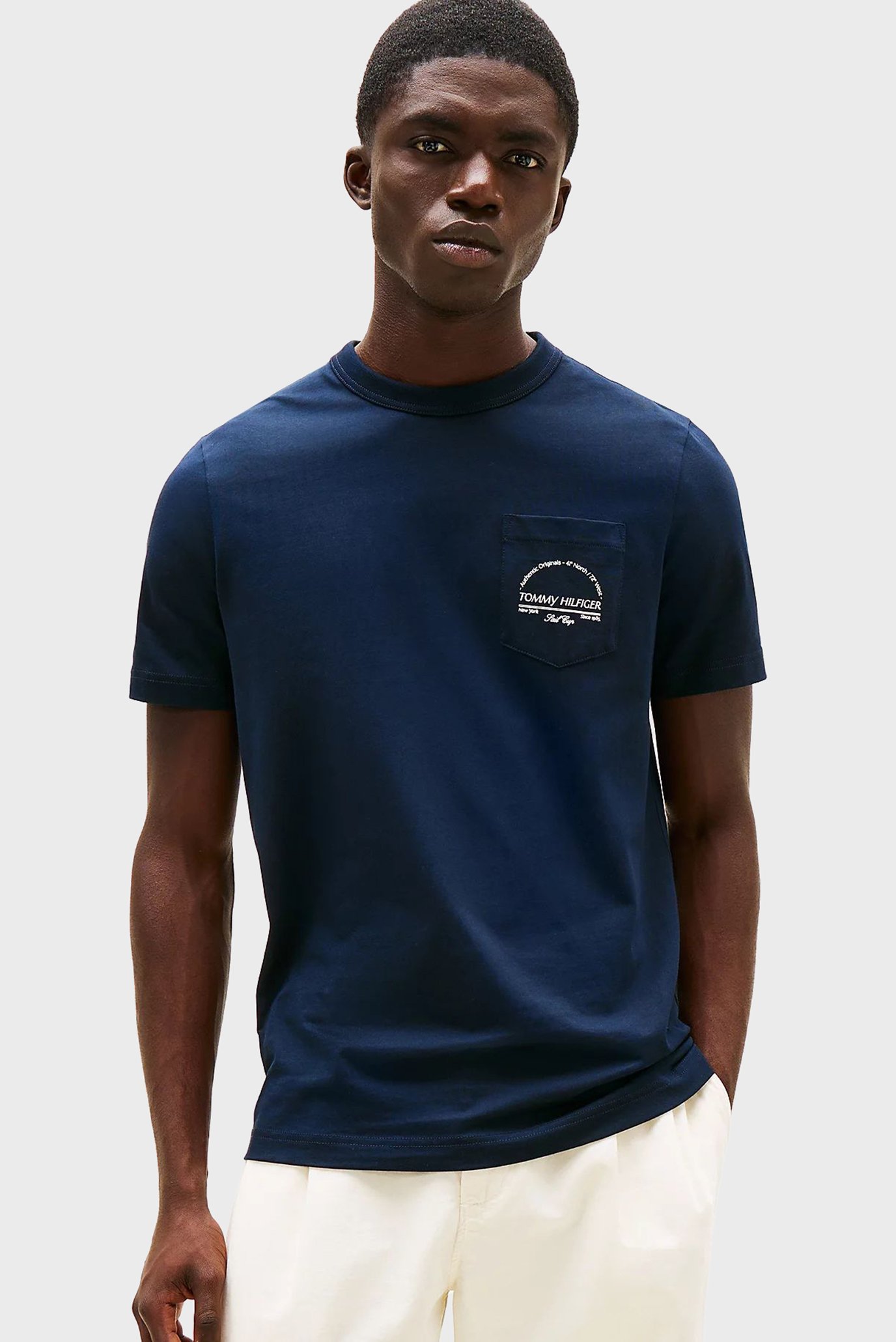 Мужская темно-синяя футболка HILFIGER ARCH POCKET Синий L Tommy Hilfiger MW0MW38623 Мужская темно-синяя футболка HILFIGER ARCH POCKET Синий L Tommy Hilfiger MW0MW38623