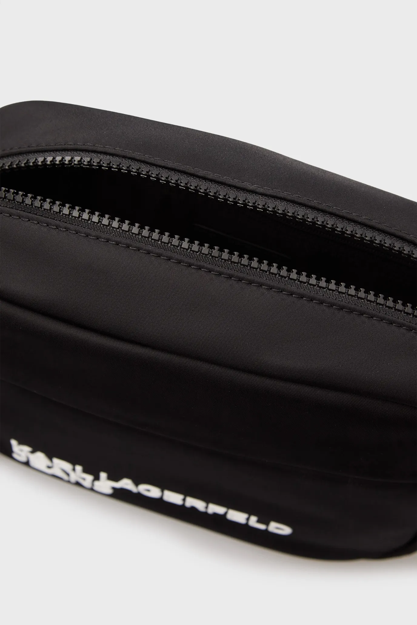 Чоловіча чорна сумка essential 2