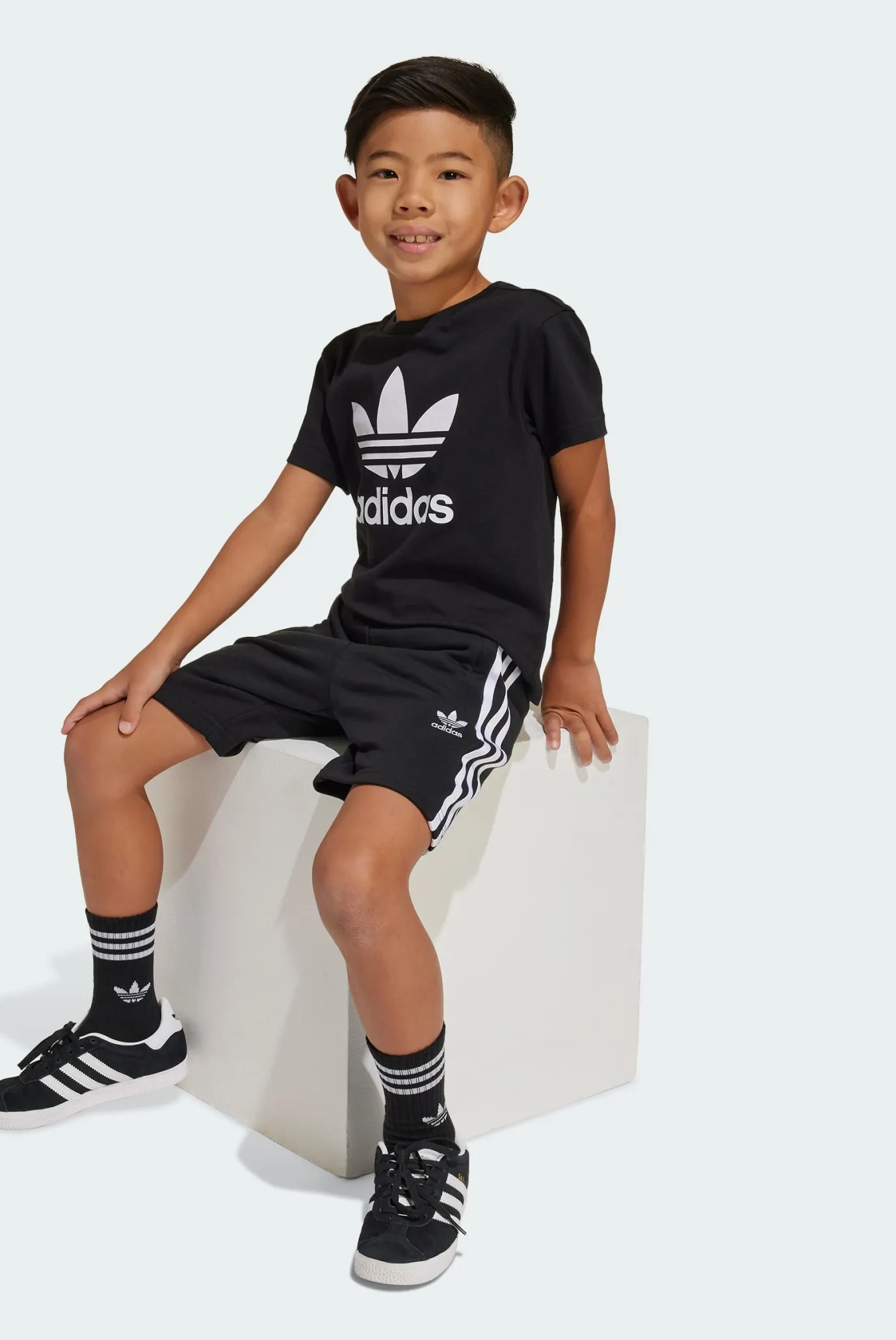 Детский черный комплект (футболка, шорты) Adicolor Kids 2