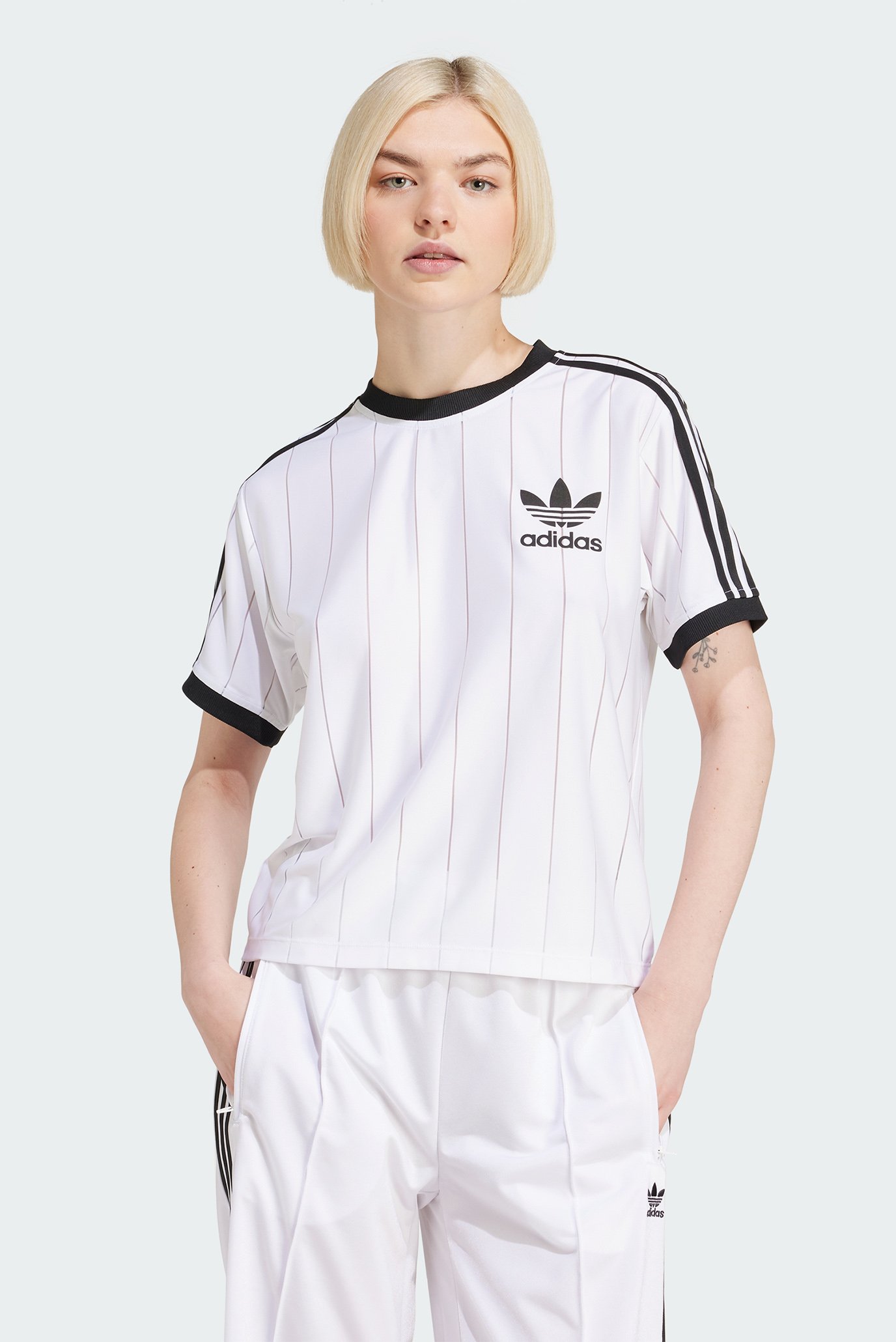 Жіноча біла футболка Adicolor 3-Stripes Pinstripe 1