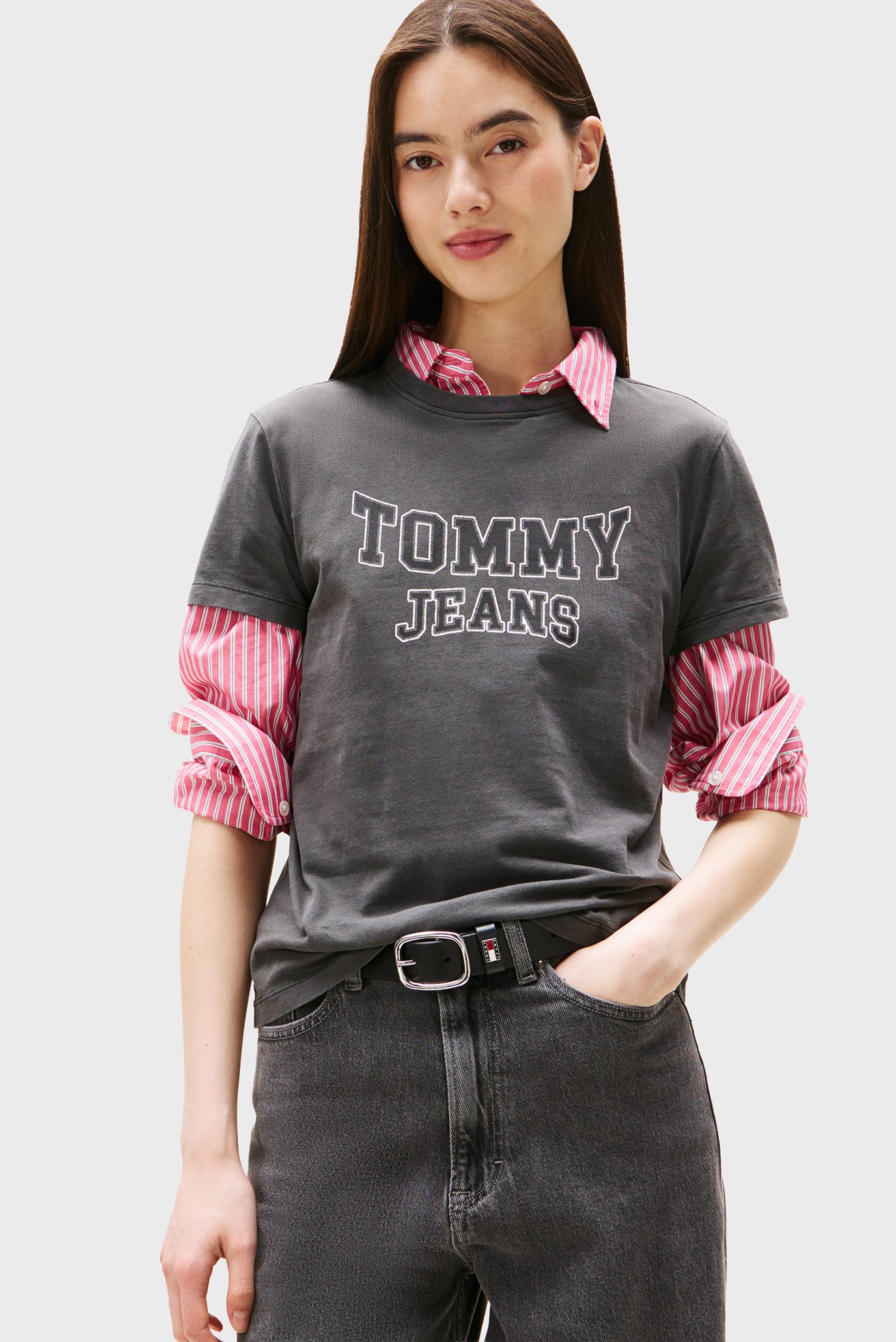 Женская черная футболка REG VARSITY Черный M Tommy Jeans DW0DW21966 Женская черная футболка REG VARSITY Черный M Tommy Jeans DW0DW21966