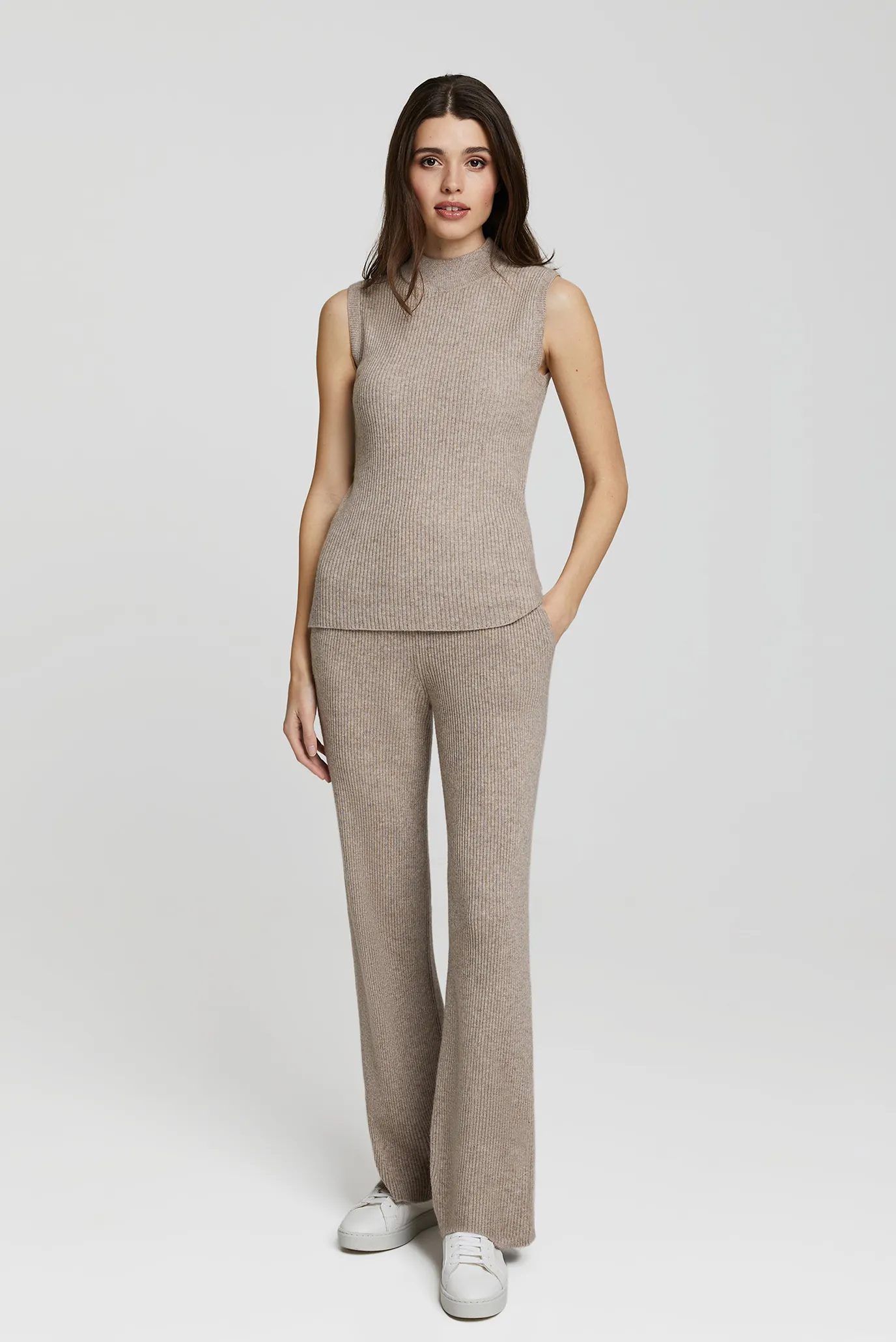 Жіночі бежеві кашемірові брюки 2
