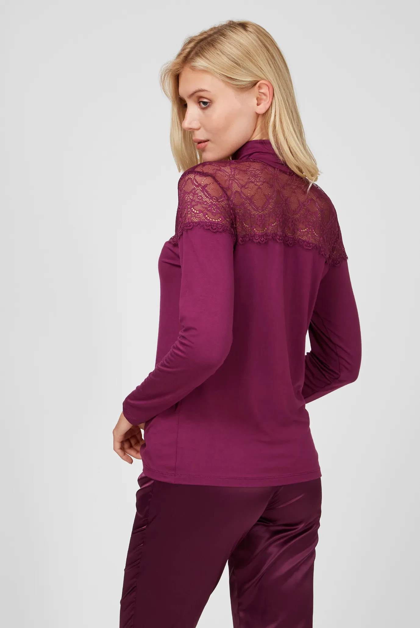 Жіночий фіолетовий гольф 3