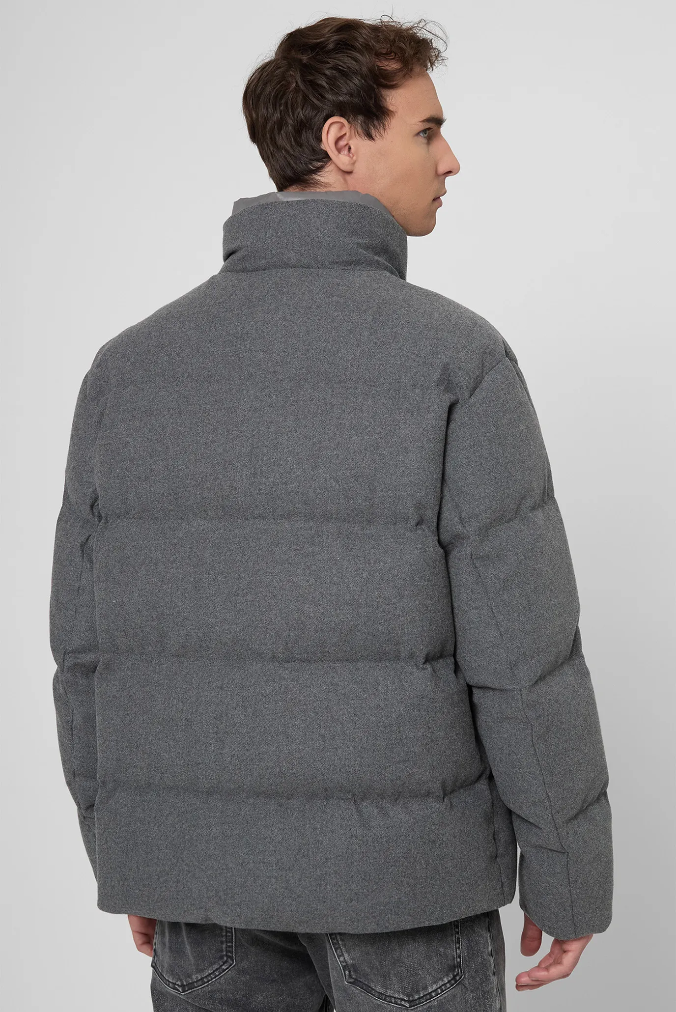Мужской серый пуховик 3