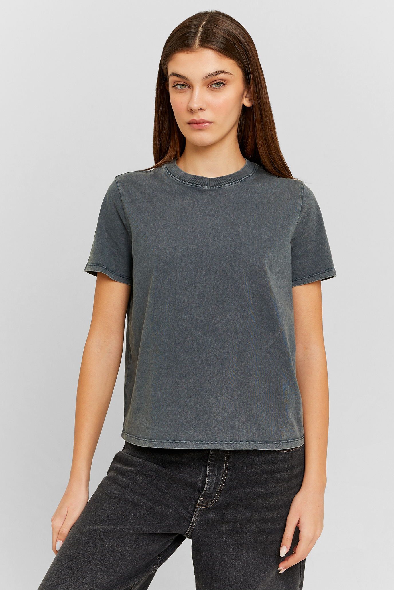 Женская темно-серая футболка 1
