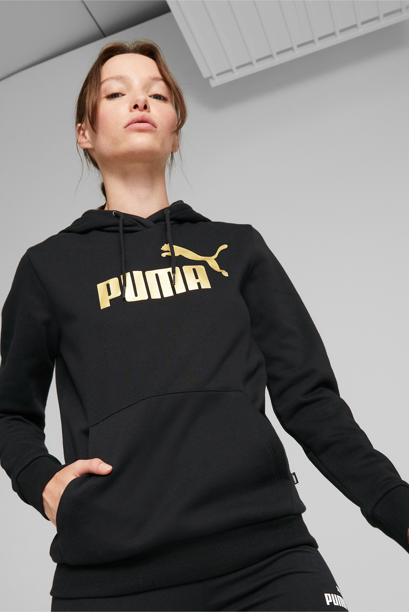 Жіноче чорне худі Essentials+ Metallic Logo Hoodie Women 1