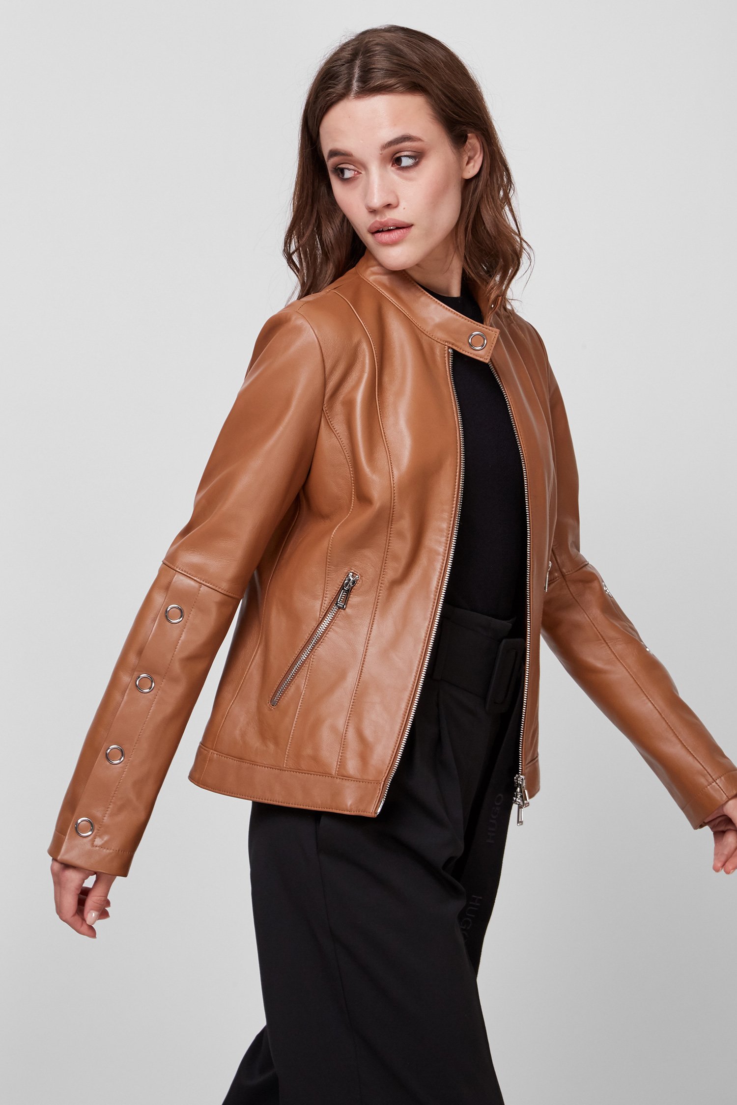 Женская коричневая кожаная куртка 1