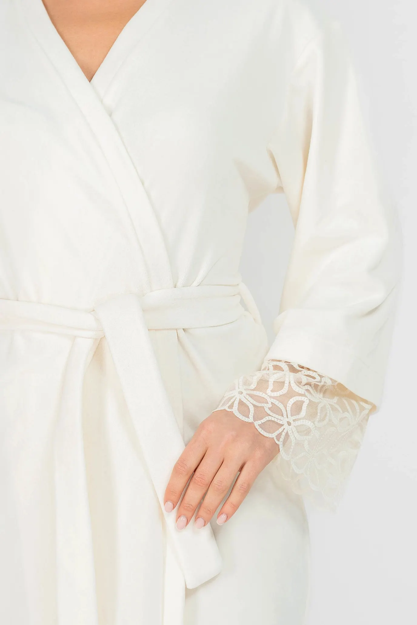 Жіночий білий велюровий халат 3
