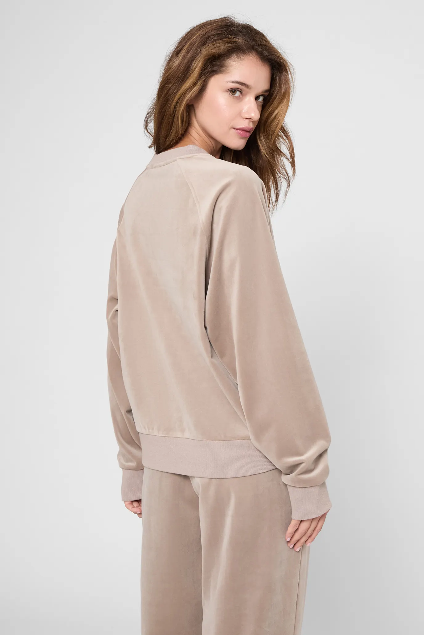 Жіночий бежевий велюровий світшот 4