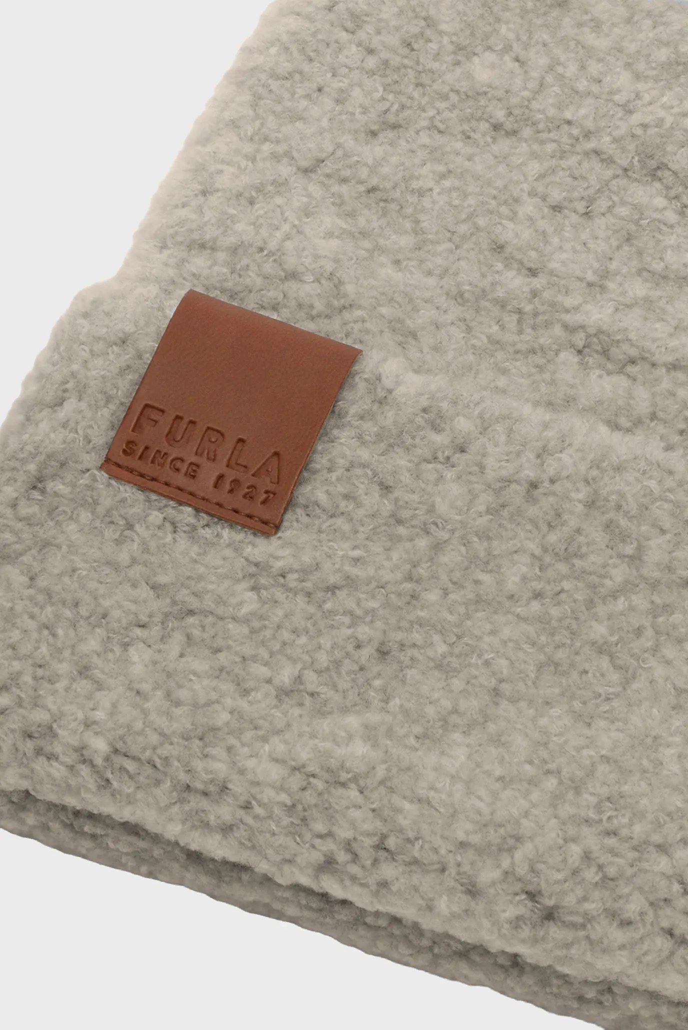 Женская серая шерстяная шапка 2