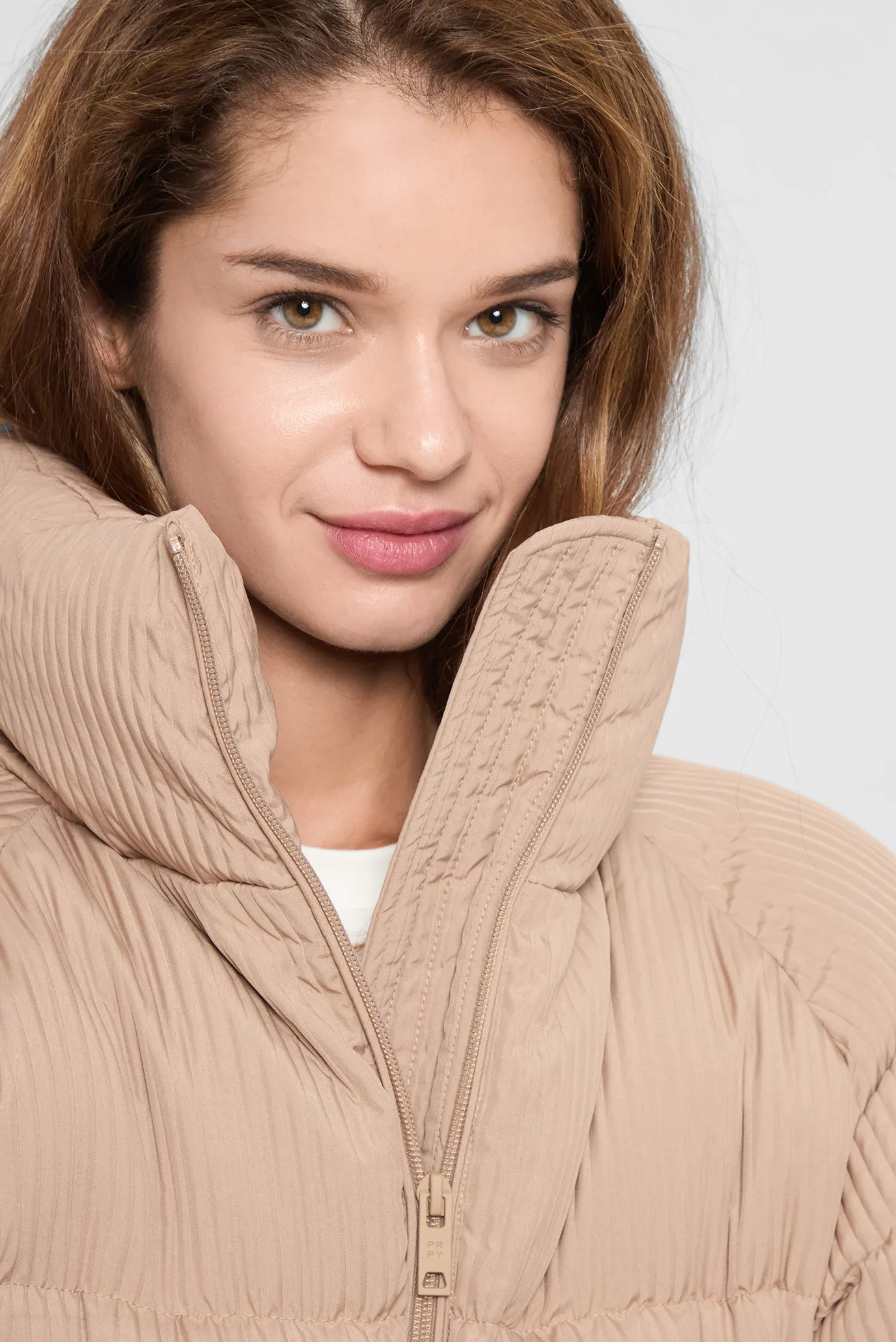 Жіночий бежевий пуховик 5