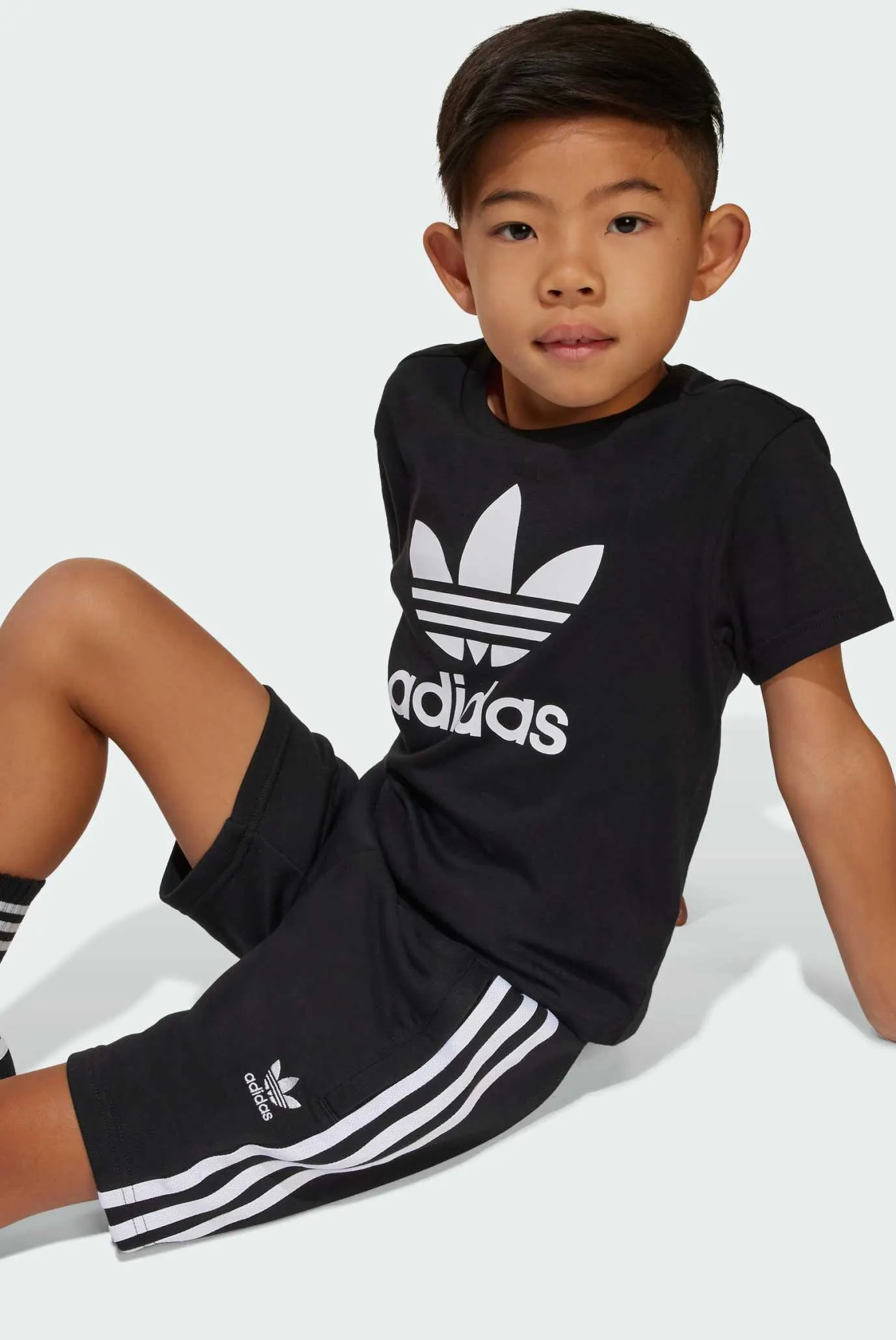 Детский черный комплект (футболка, шорты) Adicolor Kids 4