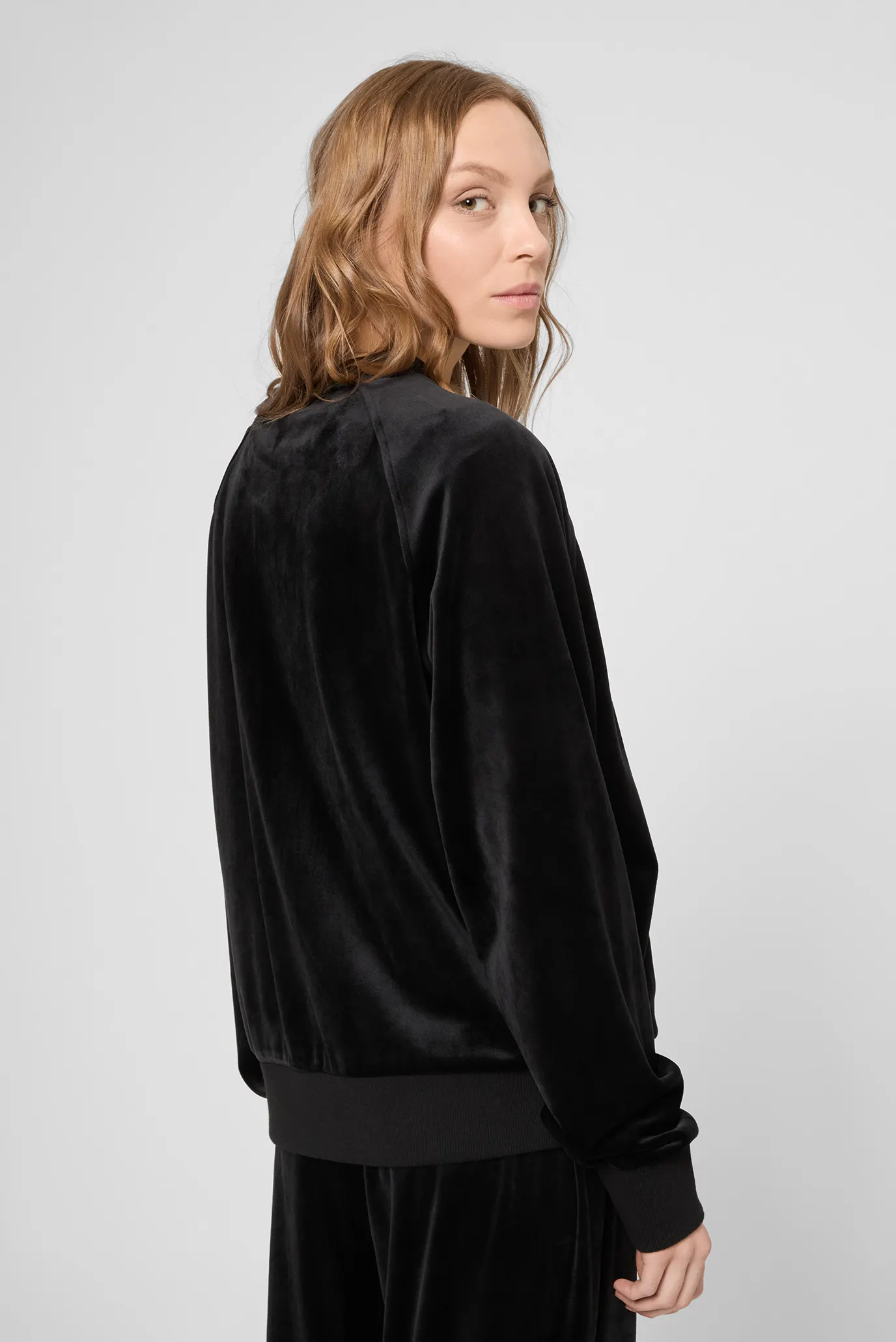 Женский черный велюровый свитшот 4