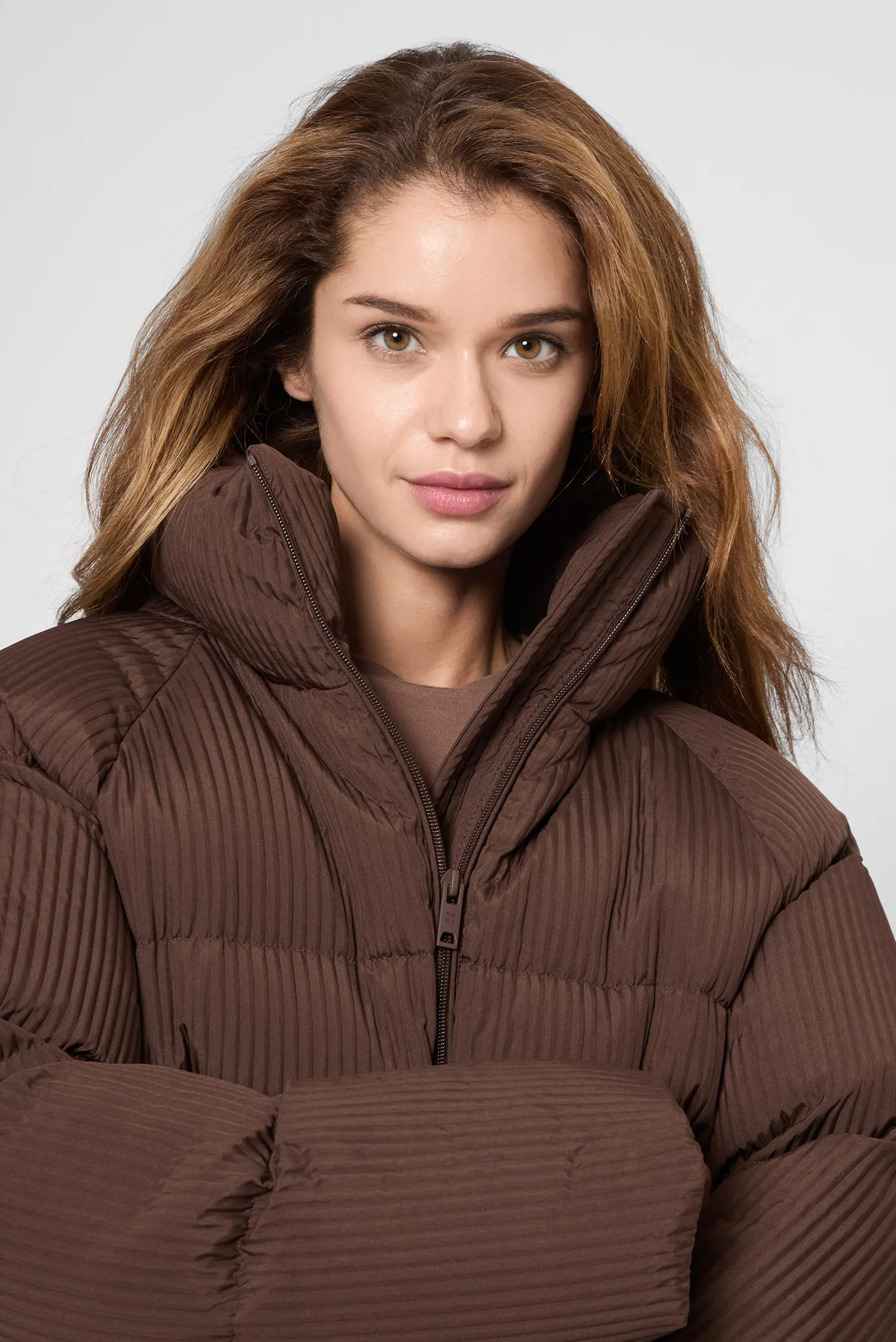 Жіночий коричневий пуховик 5