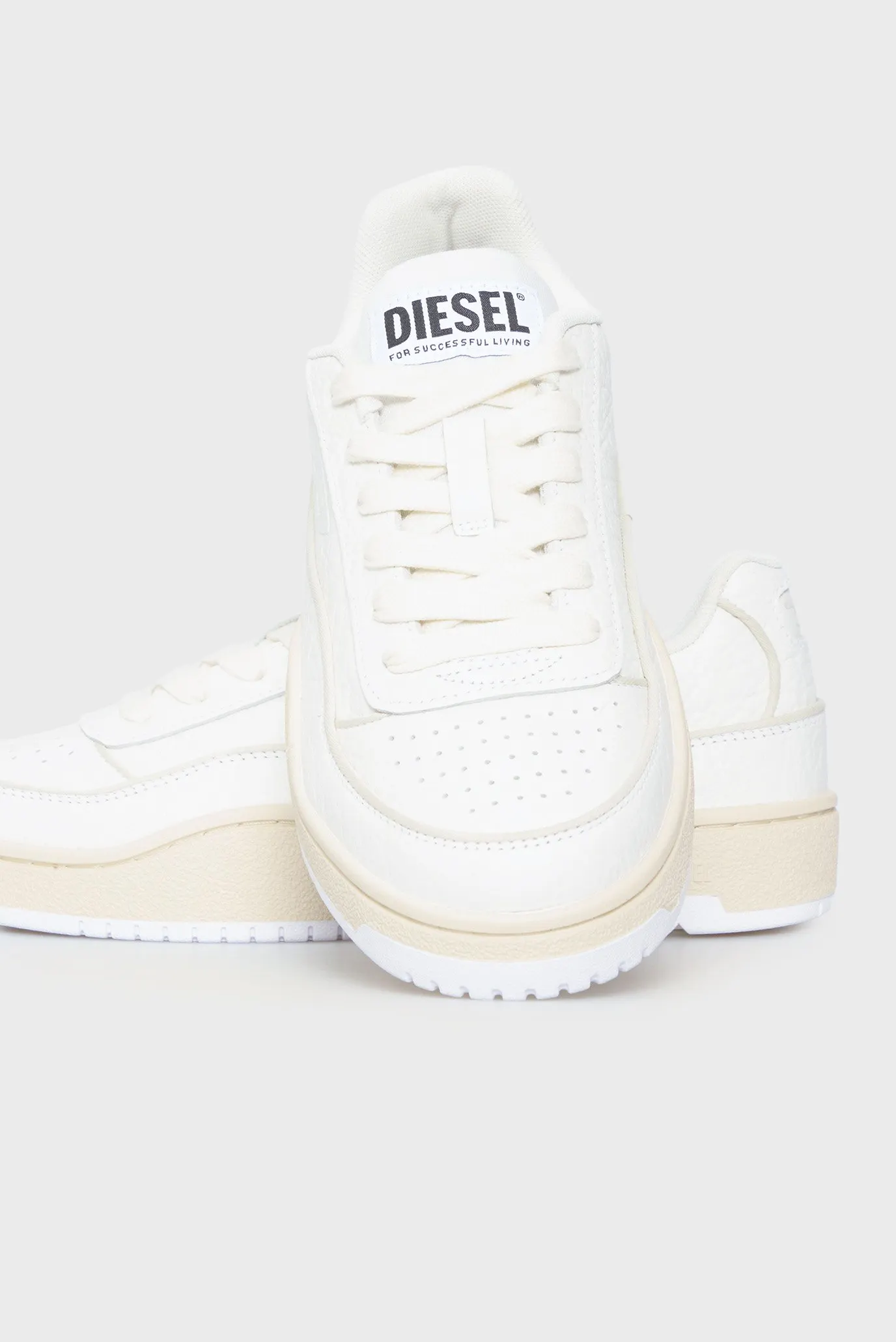 Жіночі білі шкіряні снікерси TRACKER-D 2