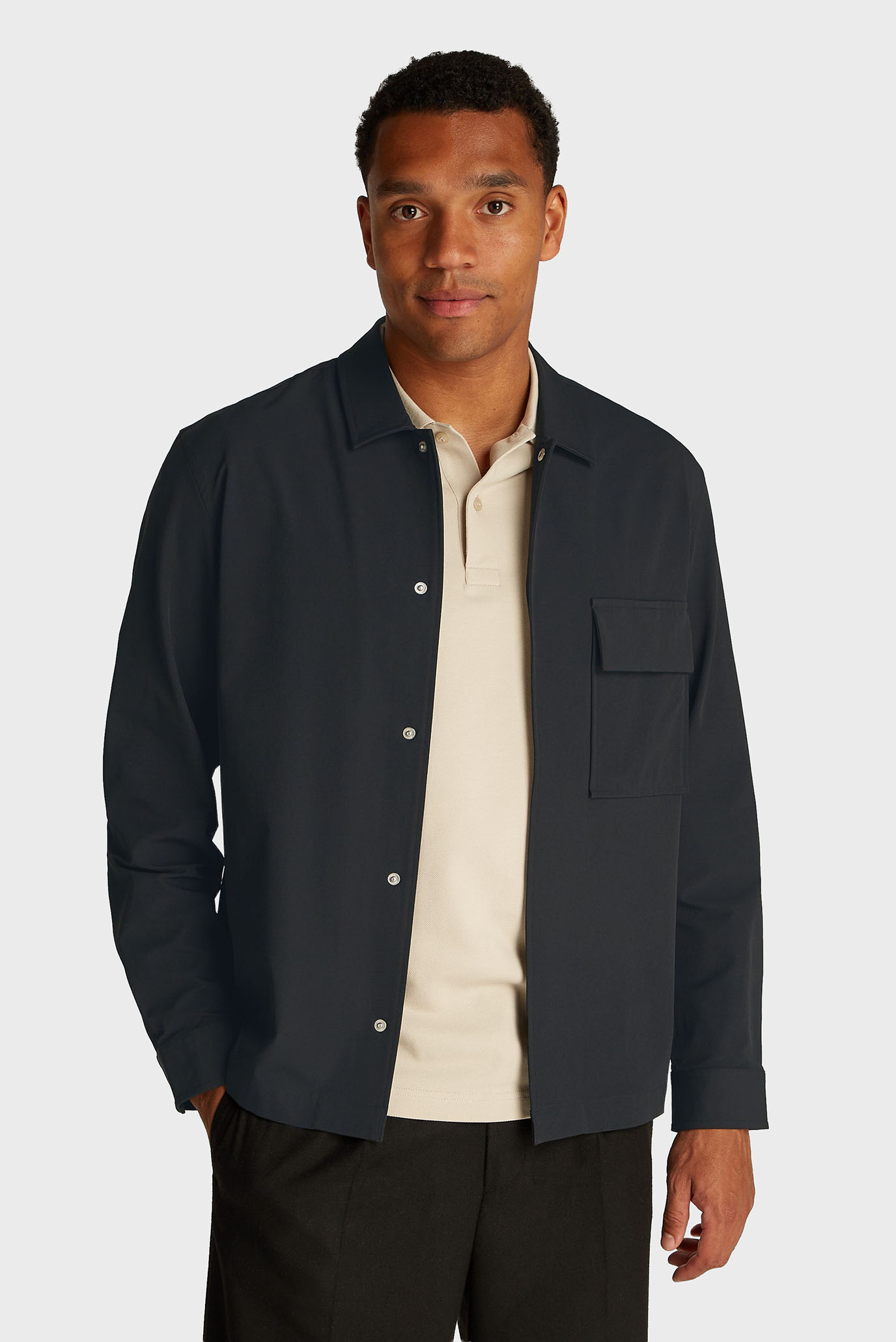 Мужская черная рубашка 4-WAY STRETCH NYLON OVERSHIRT Черный XXL Calvin Klein K10K113811 Мужская черная рубашка 4-WAY STRETCH NYLON OVERSHIRT Черный XXL Calvin Klein K10K113811
