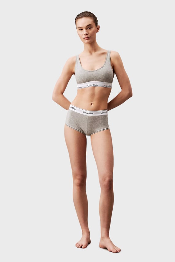 Ұялшақ анал Қызыл юбка киген тентек студент Никки Бенц өзін профессорға беруге асығады!