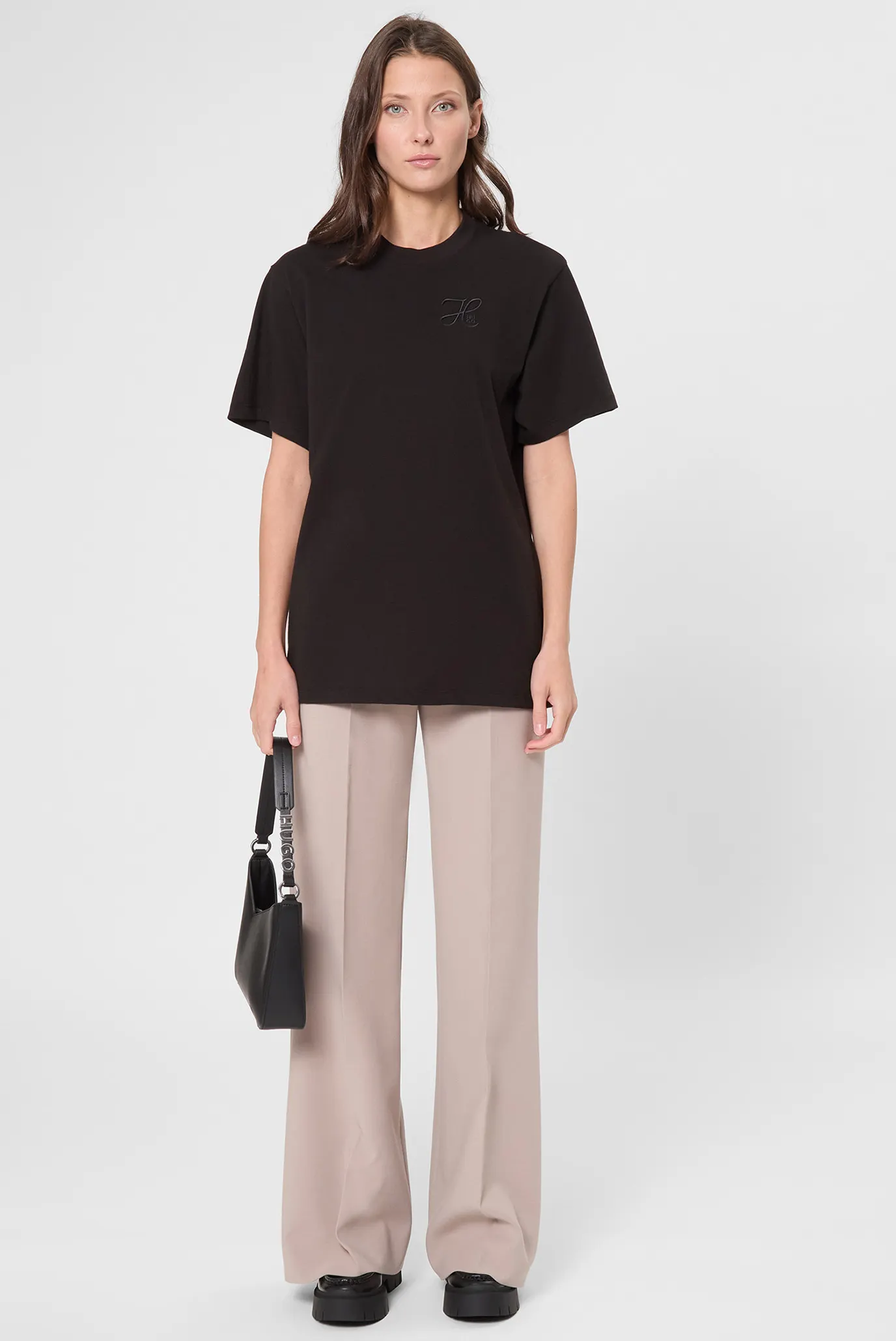 Женская черная футболка 4