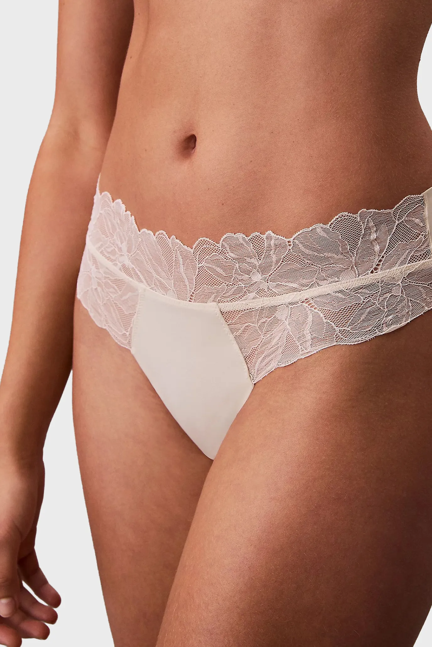 Жіночі білі трусики THONG 2