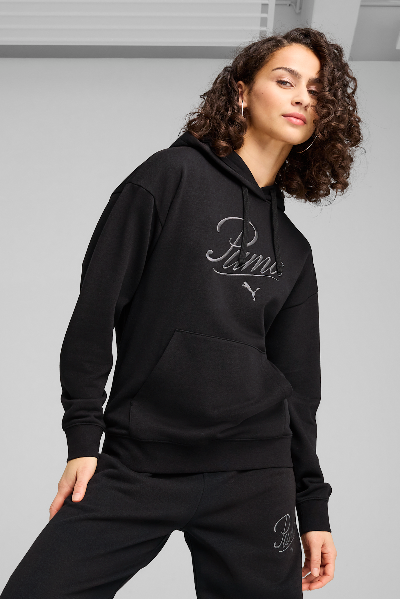 Женское черное худи ESS SCRIPT Comfort Hoodie Women 1