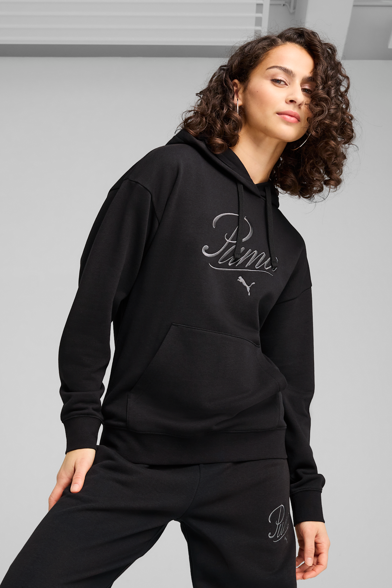 Жіноче чорне худі ESS SCRIPT Comfort Hoodie Women 1