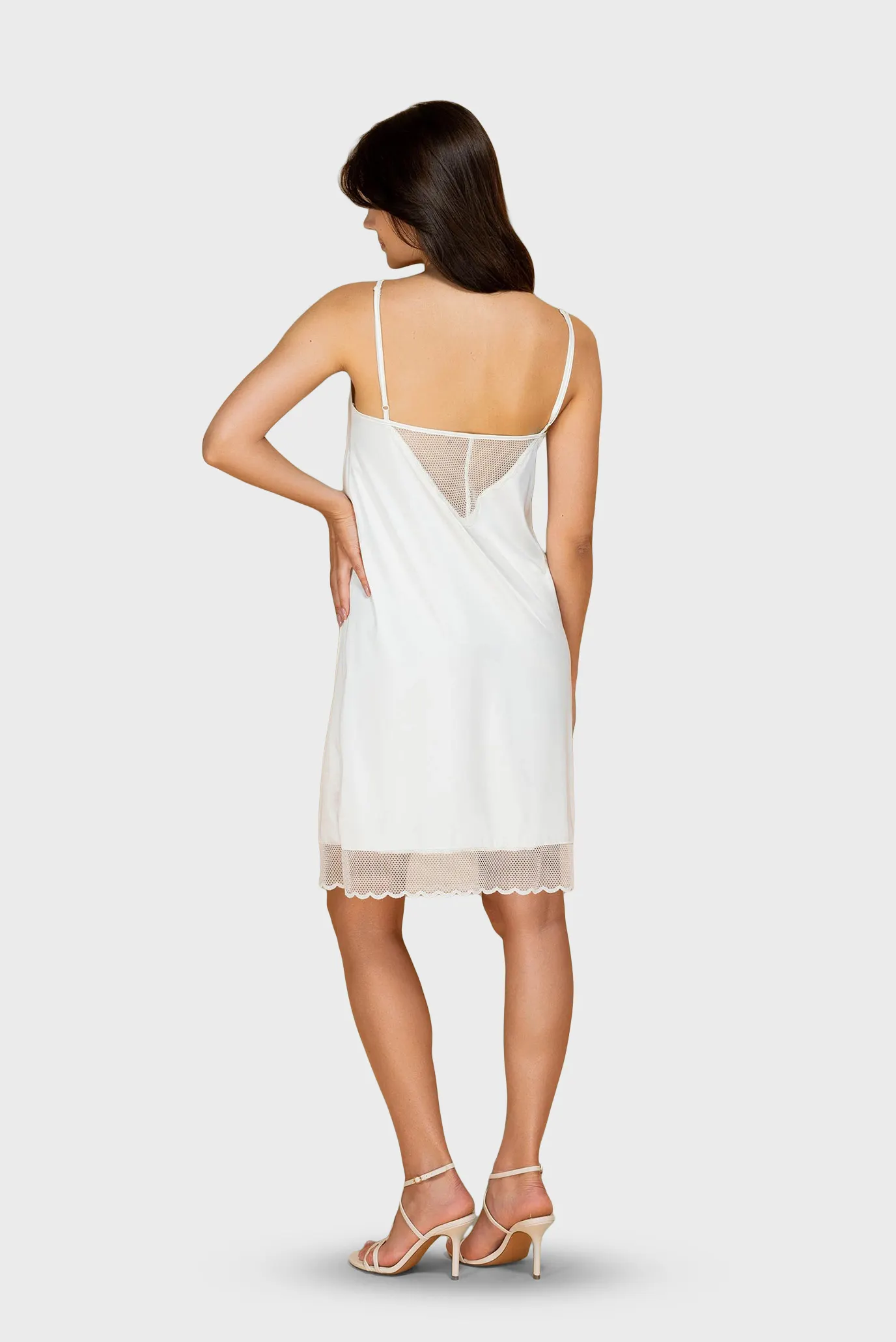 Жіноча біла нічна сорочка 2