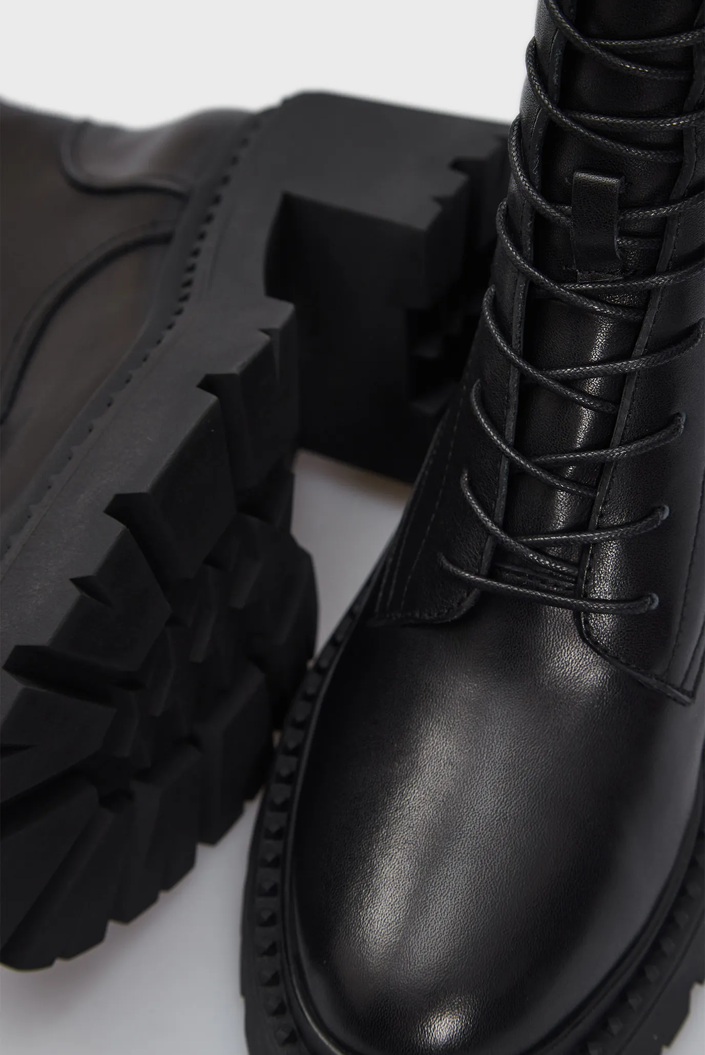 Женские черные кожаные ботильоны Nolina 2