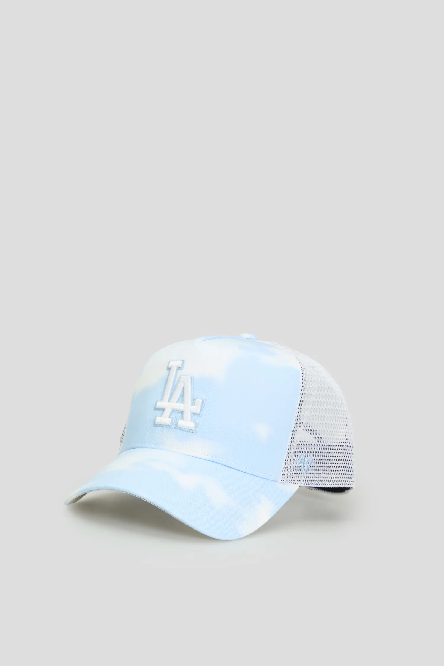 Біла кепка з візерунком 2