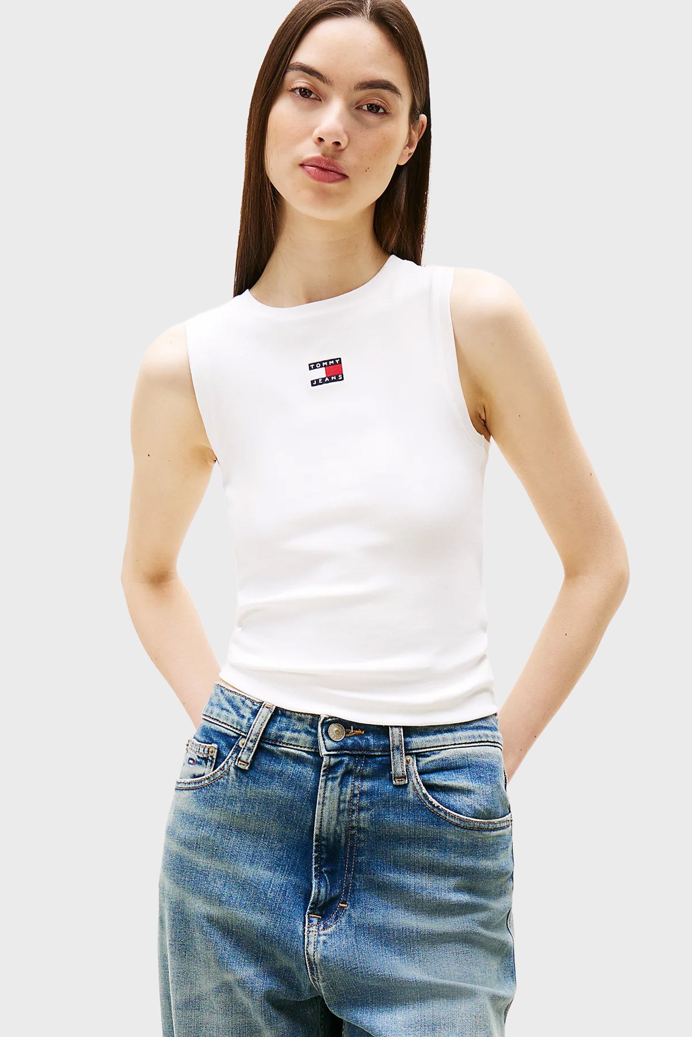 Женская белая майка TJW SLIM SH BADGE TANK Белый L Tommy Jeans DW0DW20896 Женская белая майка TJW SLIM SH BADGE TANK Белый L Tommy Jeans DW0DW20896