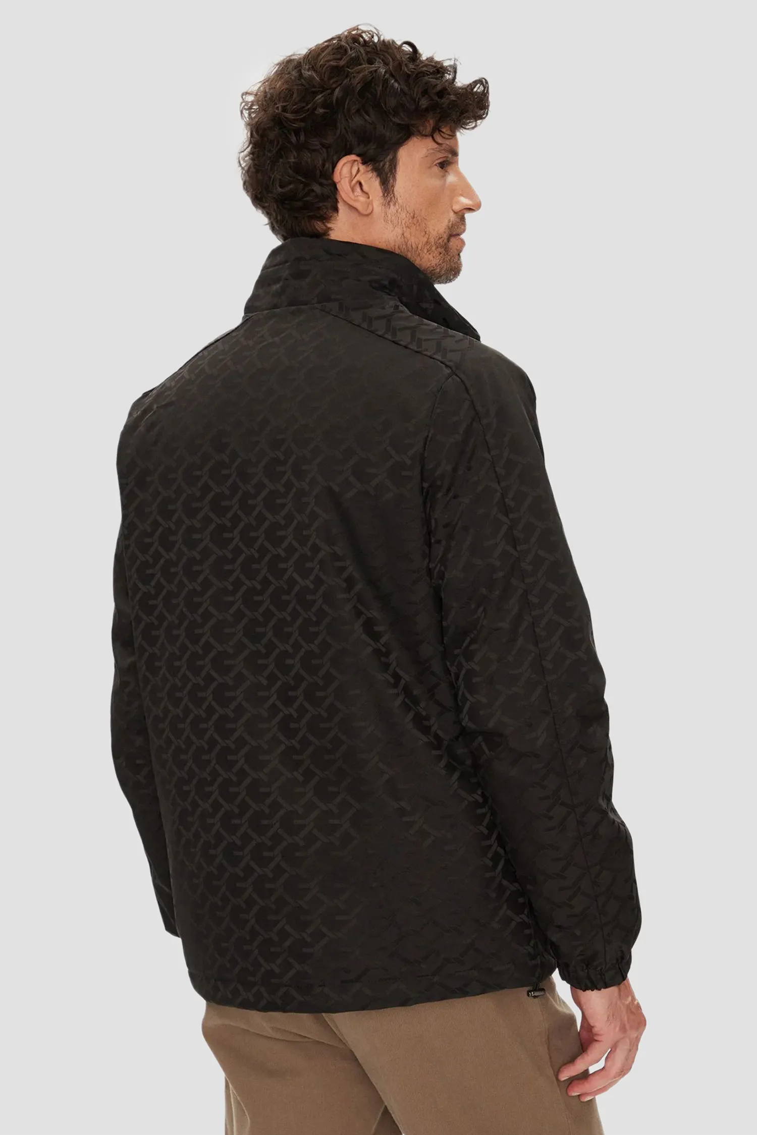 Чоловіча чорна куртка з візерунком 4